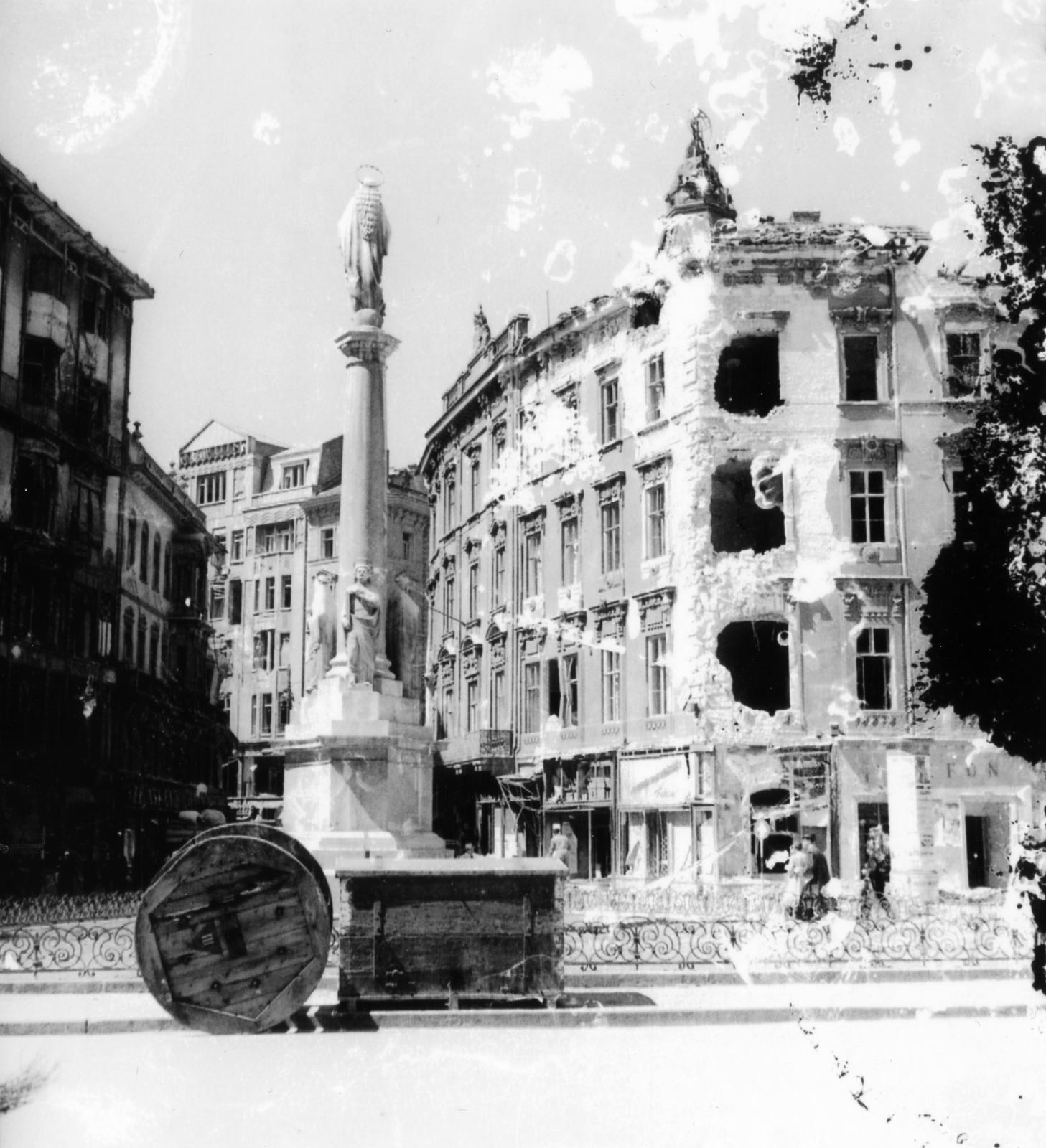 Hungary, Budapest V., Szervita tér, a Mária oszlop háttérében a Kristóf tér-Bécsi utca sarkán álló ház látható., 1945, Kirilly Gergely, Budapest, war damage, cable drum, pillar, Fortepan #235930