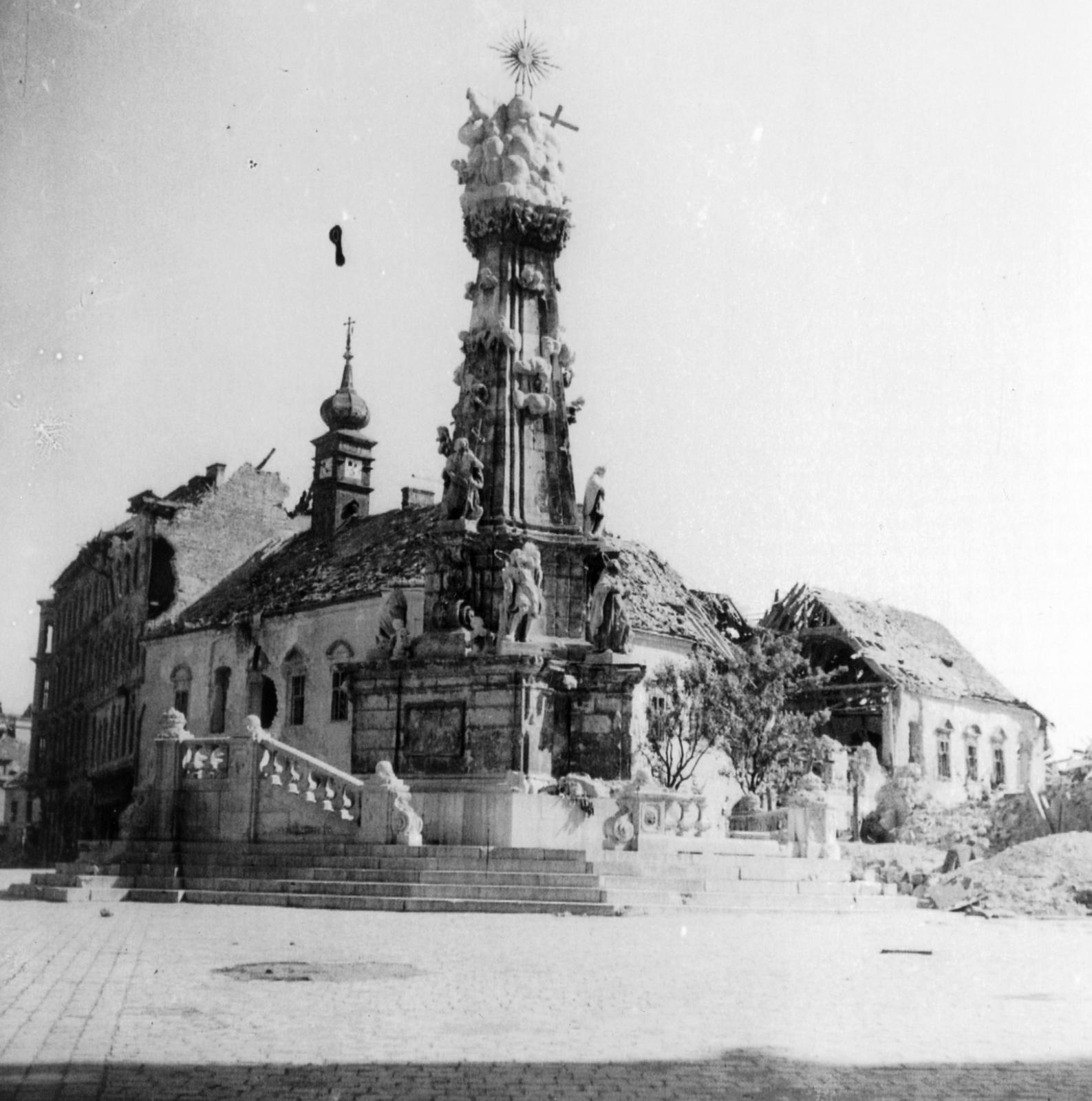 Magyarország, budai Vár, Budapest I., Szentháromság tér. A Szentháromság-szobor mögött a régi budai városháza., 1945, Kirilly Zsigmond, középület, Budapest, háborús kár, szentháromság szobor, lépcső, Fortepan #235936