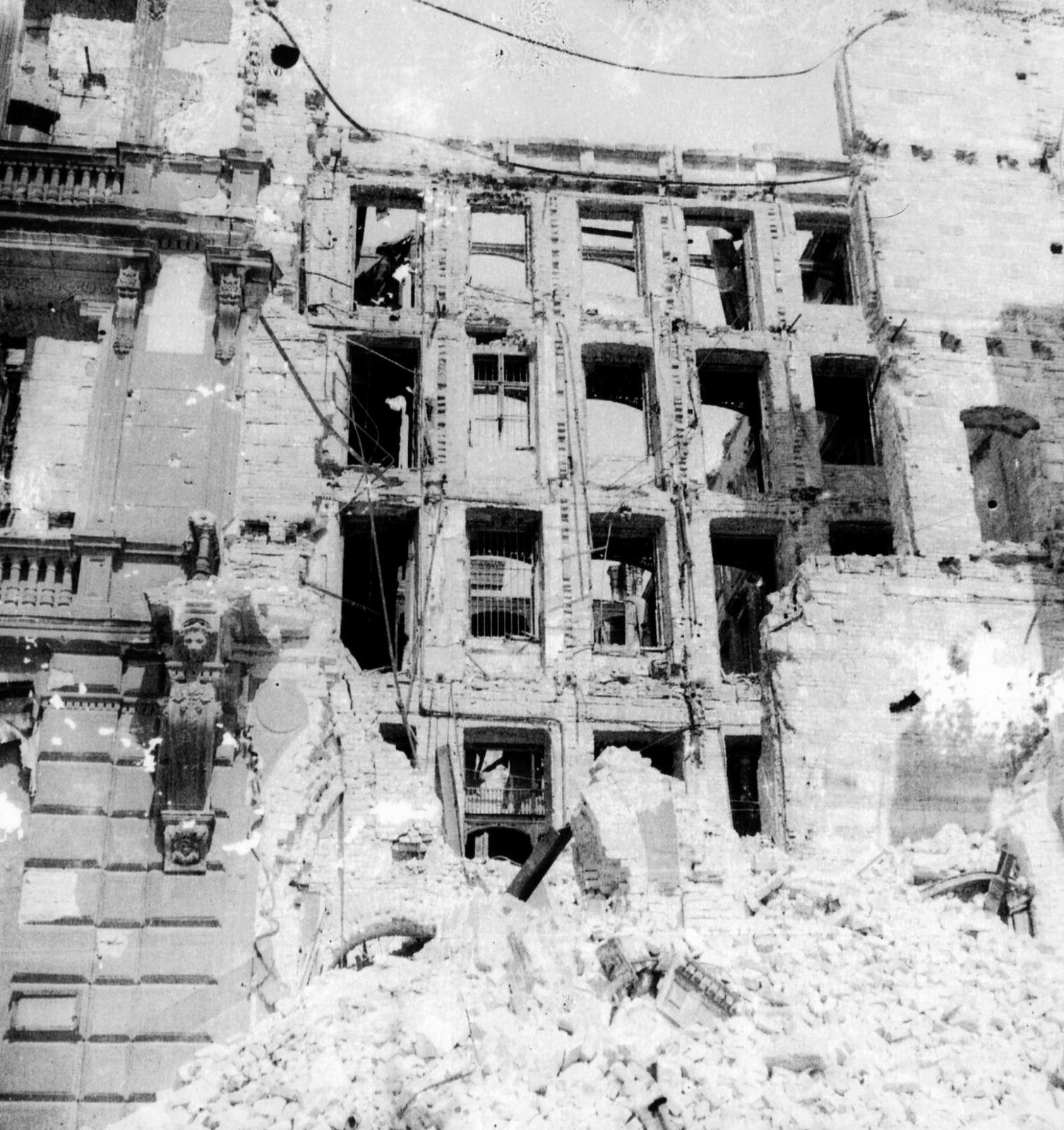 Hungary, Budapest V., Széchenyi rakpart - Széchenyi utca sarok, Ganz Ábrahám erősen megsérült majd később lebontott háza., 1945, Kirilly Gergely, Budapest, war damage, ruins, Fortepan #235938