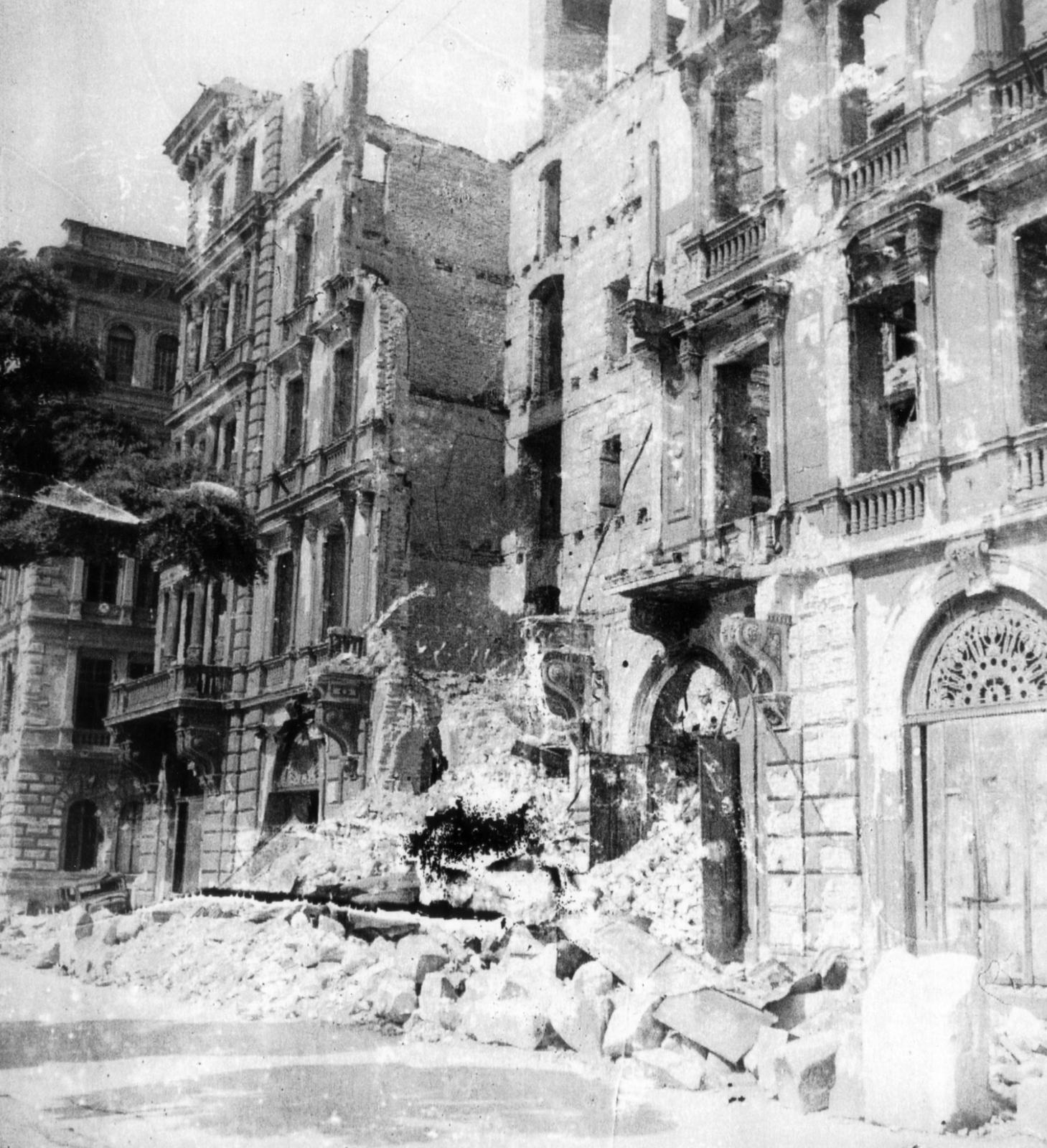 Hungary, Budapest V., Széchenyi rakpart - Széchenyi utca sarok, Ganz Ábrahám erősen megsérült majd később lebontott háza., 1945, Kirilly Gergely, Budapest, war damage, Fortepan #235947