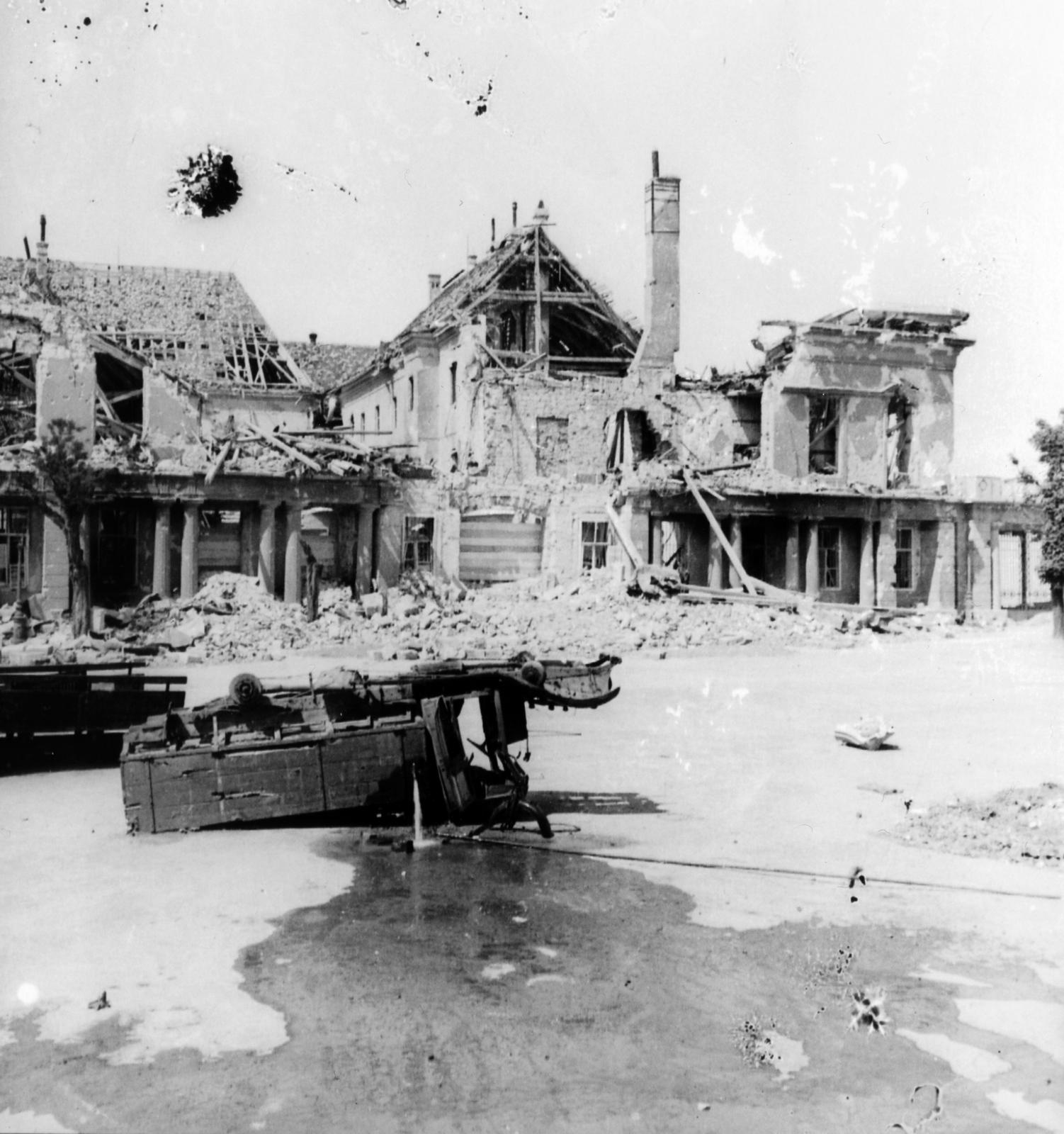Hungary, Budapest I., Szent György tér, a romos Sándor-palota., 1945, Kirilly Gergely, Budapest, war damage, wreck, Fortepan #235951