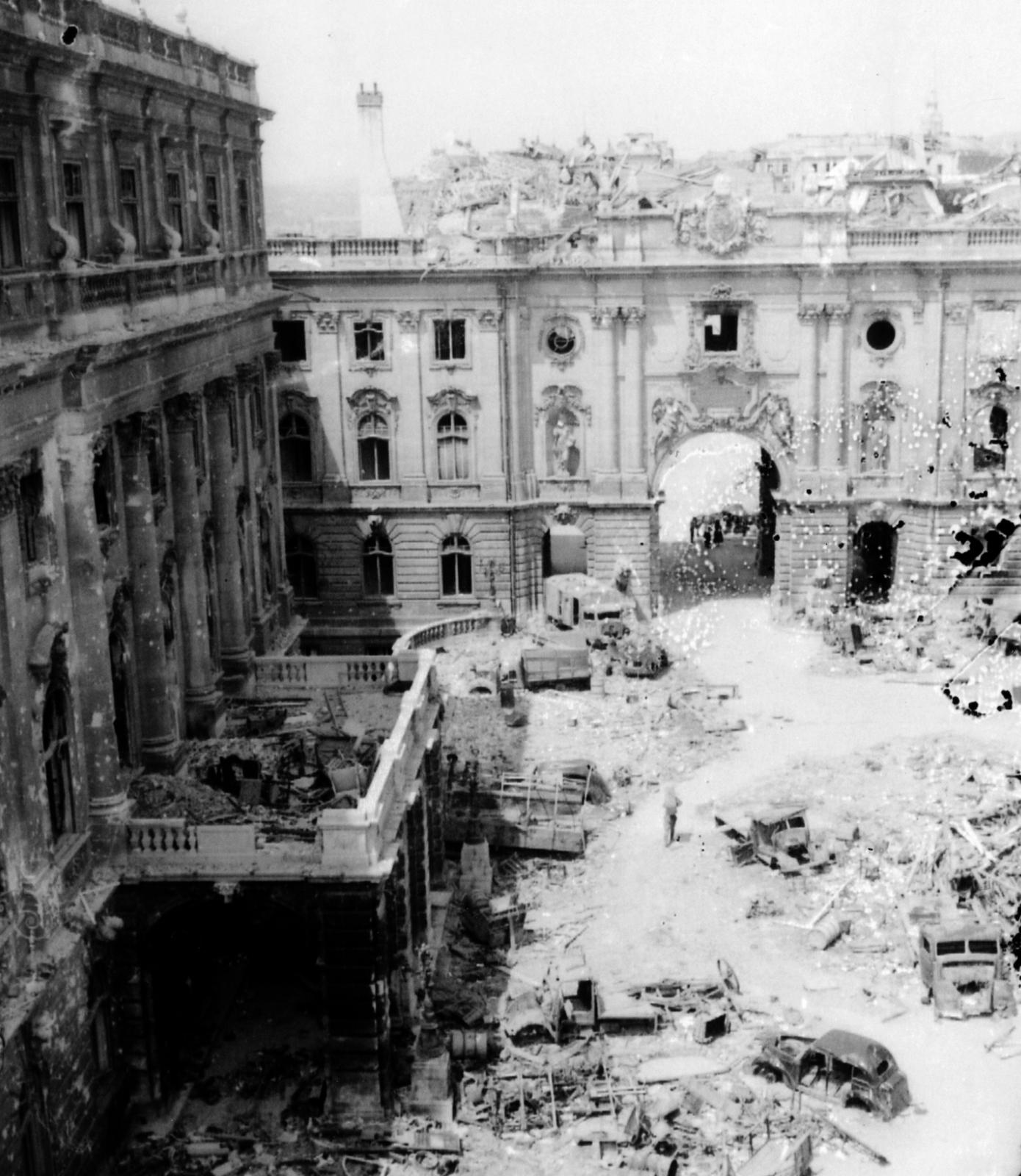 Hungary, Budapest I., Királyi Palota (később Budavári Palota), Nagy udvar, szemben az Oroszlános kapu., 1945, Kirilly Gergely, palace, terrace, wreck, damaged building, Budapest, Fortepan #235952