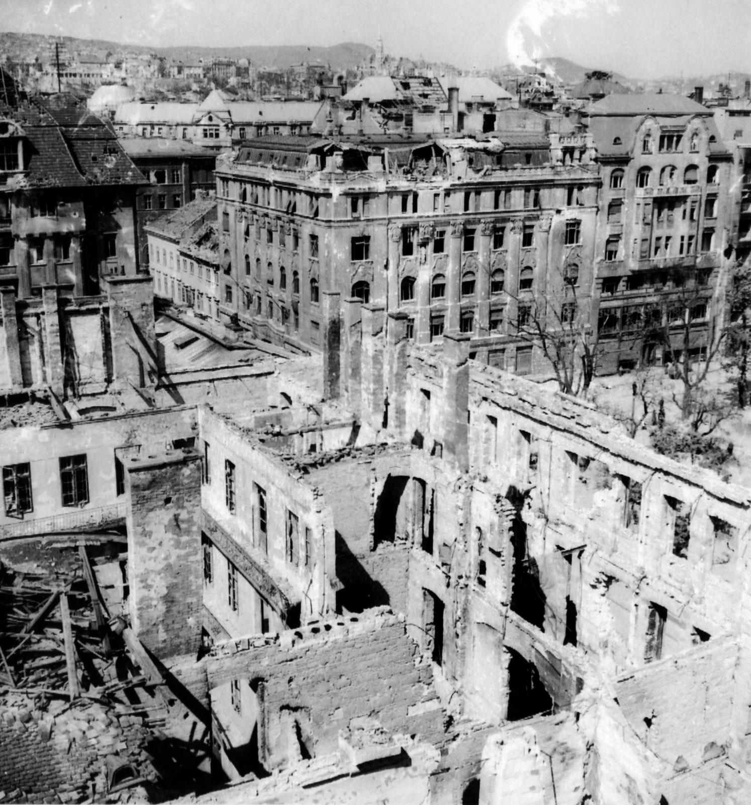 Magyarország, Budapest V., kilátás az Adria-palotából, a Harmincad utca - Erzsébet tér sarkán a Hazai Bank számára épült palota., 1945, Kirilly Gergely, Budapest, Fortepan #235953