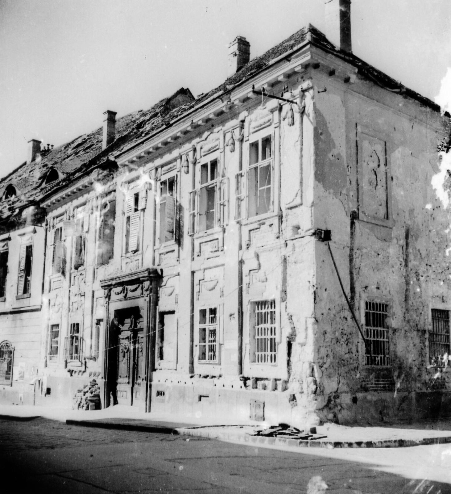 Magyarország, budai Vár, Budapest I., Országház utca 5., jobbra a Fortuna köz., 1945, Kirilly Gergely, Budapest, háborús kár, kapu, Fortepan #235958