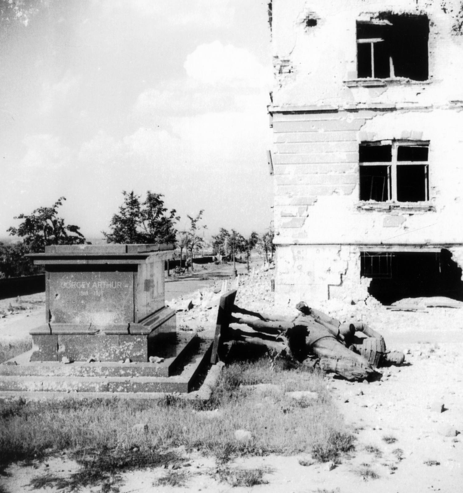 Hungary, Budapest I., Esztergomi rondella, Görgey Artúr ledöntött lovas szobra mögött az Anju bástya és az egykori Nádor-laktanya., 1945, Kirilly Zsigmond, sculpture, war damage, window, Arthur Görgey-portrayal, pedestal, ruins, Budapest, Fortepan #235960