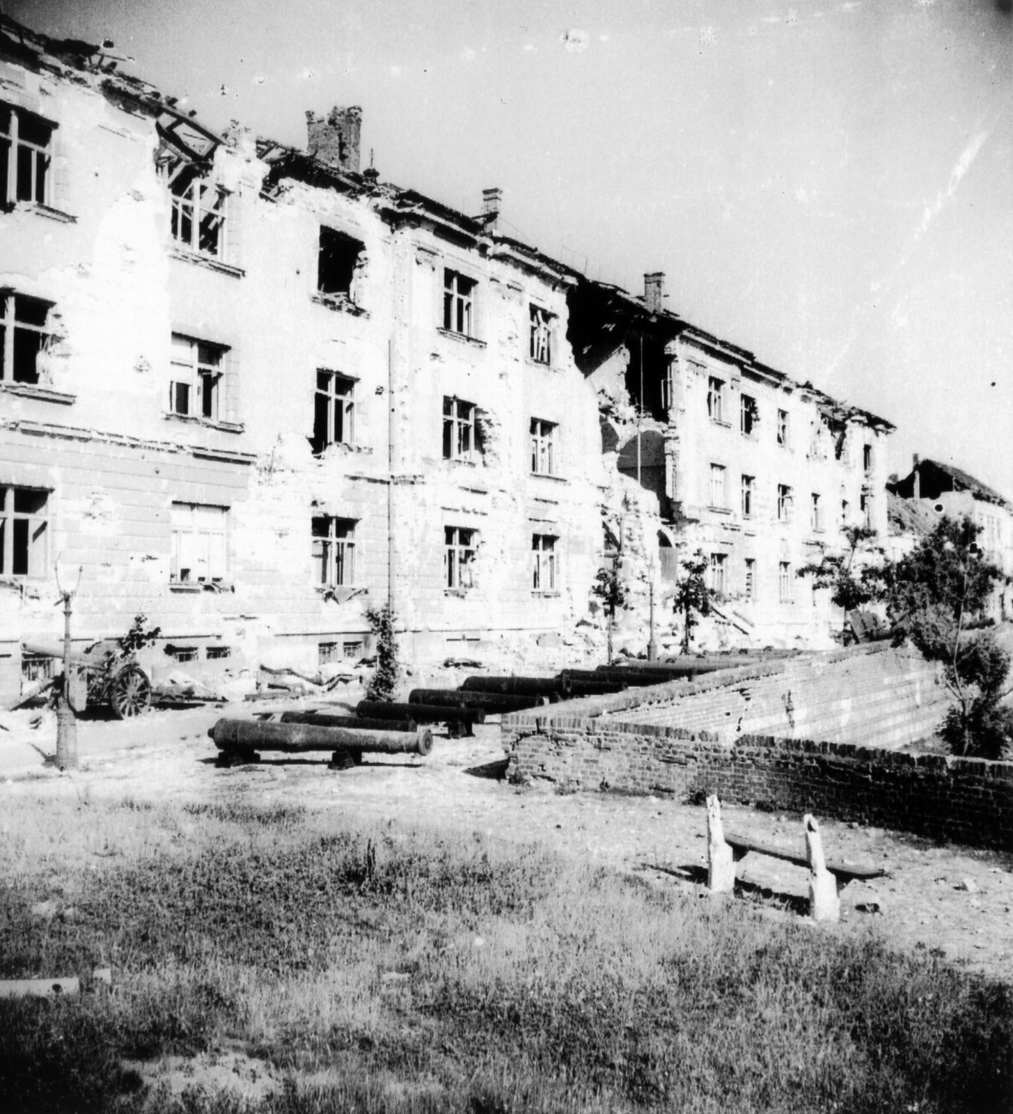 Magyarország, budai Vár, Budapest I., Esztergomi rondella, történelmi ágyúk a Tóth Árpád sétányon (Gróf Bethlen István bástyasétány), az egykori Nándor-laktanya előtt., 1945, Kirilly Gergely, háborús kár, sétány, ágyú, várfal, Budapest, Fortepan #235962