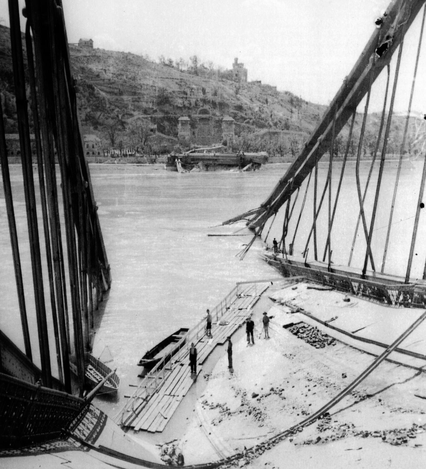 Magyarország, Budapest V.,Budapest I., a lerombolt Erzsébet híd, a Duna túlpartján a Gellért-hegy., 1945, Kirilly Gergely, hídroncs, Budapest, Fortepan #235964