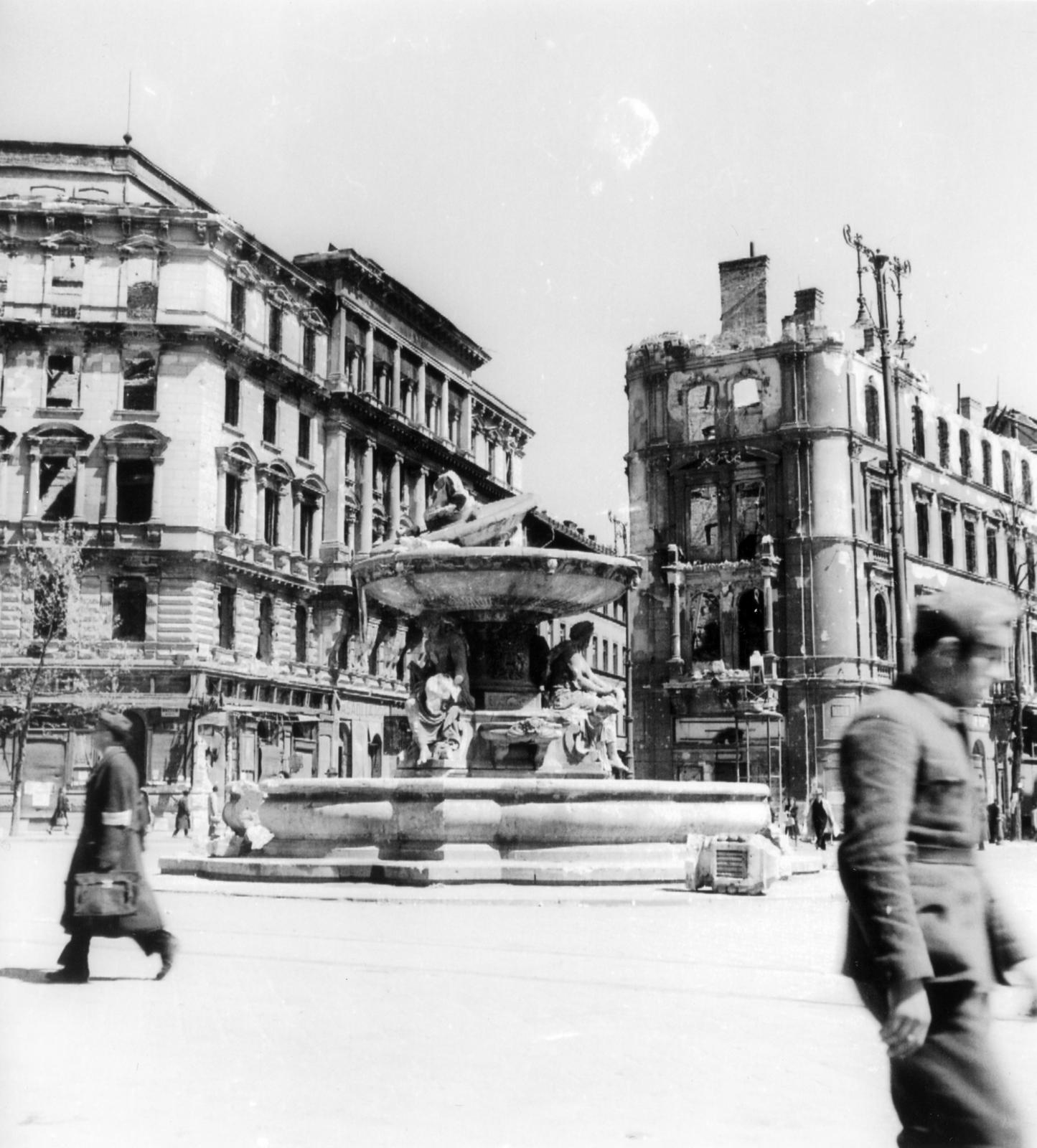 Hungary, Budapest VIII., Kálvin tér, Danubius-kút, a háttérben szemben a Baross utca, jobbra az Üllői út torkolata., 1945, Kirilly Gergely, Renaissance Revival, Miklós Ybl-design, Leó Fessler design, Budapest, Fortepan #235965