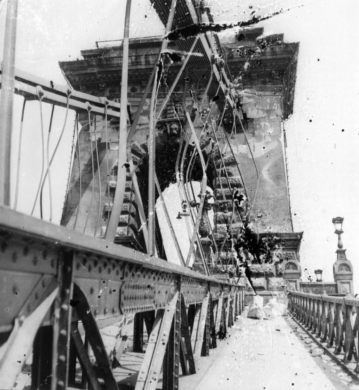 Hungary, Budapest I., a lerombolt Széchenyi Lánchíd megmaradt budai kapuzata., 1945, Kirilly Gergely, wrecked bridge, Budapest, Fortepan #235971