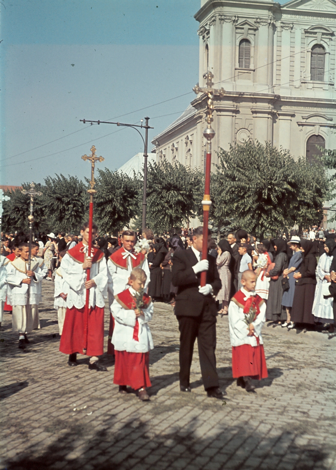 Serbia, Subotica, körmenet, háttérben a Szent Teréz főszékesegyház., 1941, Lukács Zsolt, church, colorful, procession, cross, hat, Bácska folk costume, Fortepan #23598