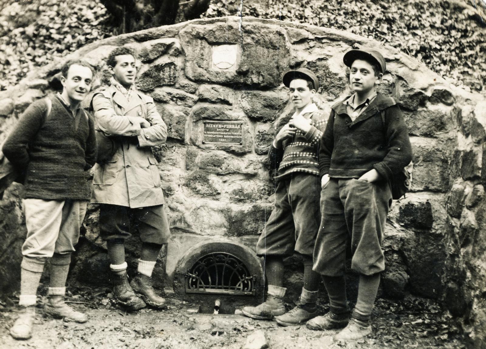 Hungary, Kismaros, Börzsönyliget, a Riezner-forrás., 1928, Karsai Kata, boys, breech, boots, tourist, memorial plaque, Fortepan #236006