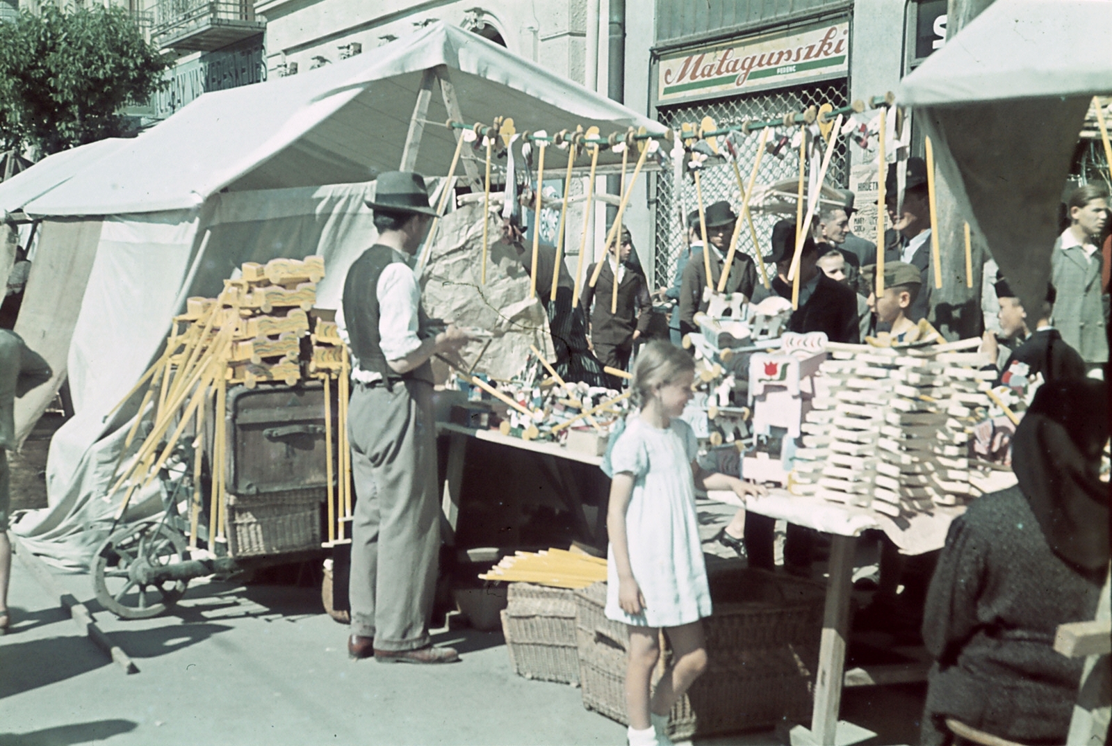 Szerbia, Szabadka, Deák utca az 1. és 3. szám előtt., 1941, Lukács Zsolt, színes, piac, életkép, játék, Fortepan #23601