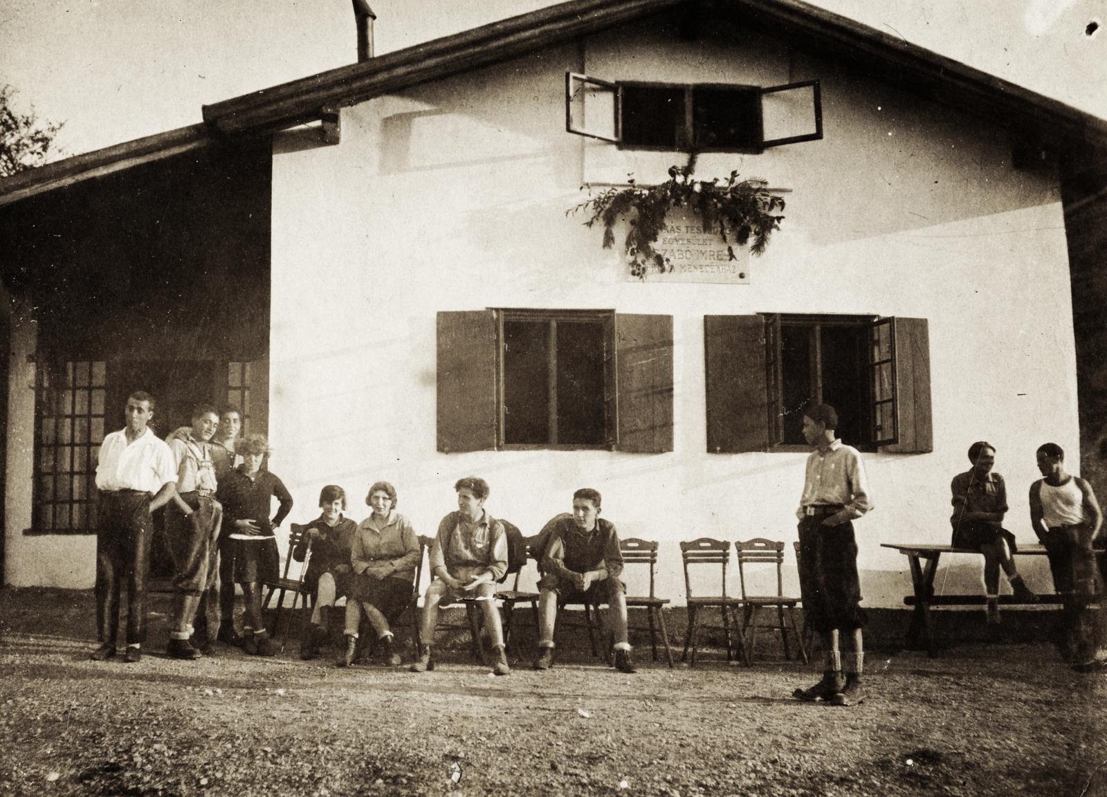 Hungary, Nagykovácsi, Nagy-Szénás, menedékház., 1933, Karsai Kata, sitting on a table, safe house, Fortepan #236015