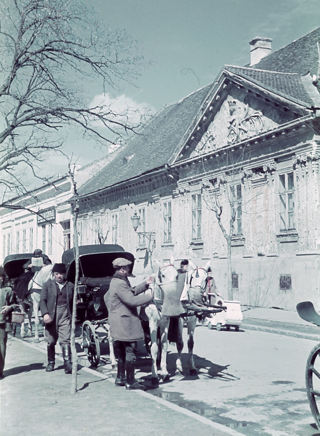 Szerbia, Szabadka, a Trg Cara Jovana Nenada (egykor Teleki tér, ekkor Mussolini tér) keleti oldala., 1939, Lukács Zsolt, színes, ló, babakocsi, utcakép, életkép, fogat, kucsma, csizma, fiáker, abrakostarisznya, Fortepan #23605