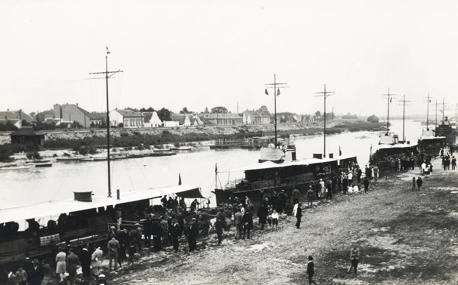 Hungary, Győr, a Magyar Királyi Folyamőrség őrnaszádjai a Mosoni-Dunán, szemben Révfalu., 1929, Csáki László Csaba, Fortepan #236087