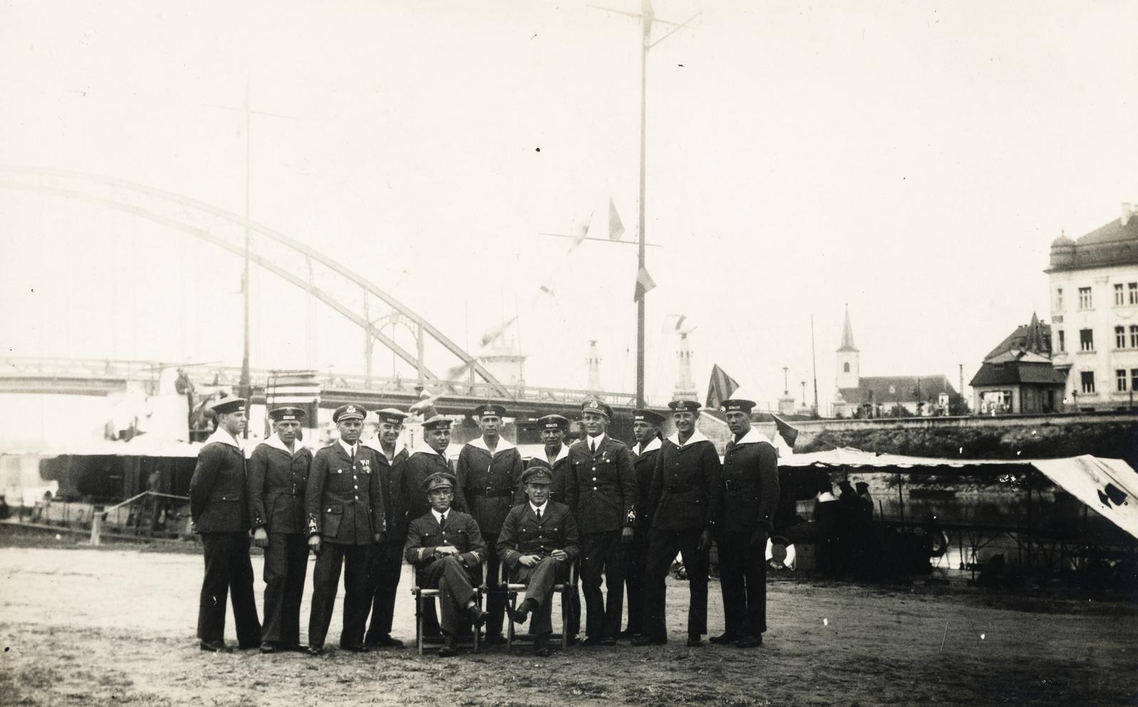 Magyarország, Győr, Mosoni-Duna a Kossuth hídnál, szemben a túlparton Révfalu. A felvétel az 1929. június 24-én tartott ünnepség alkalmával készült, amikor is Győr városa díszlobogóval ajándékozta meg a Magyar Királyi Folyamőrség Győr őrnaszádját., 1929, Csáki László Csaba, Fortepan #236089