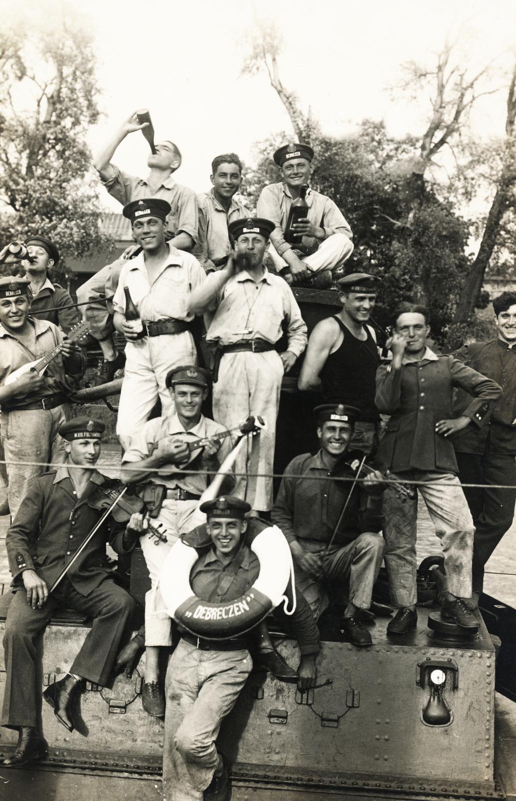 1936, Csáki László Csaba, Best of, vidámság, matrózsapka, matróz, mentőöv, hangszer, italozás, hegedű, csoportkép, folyamőrség, Fortepan #236105