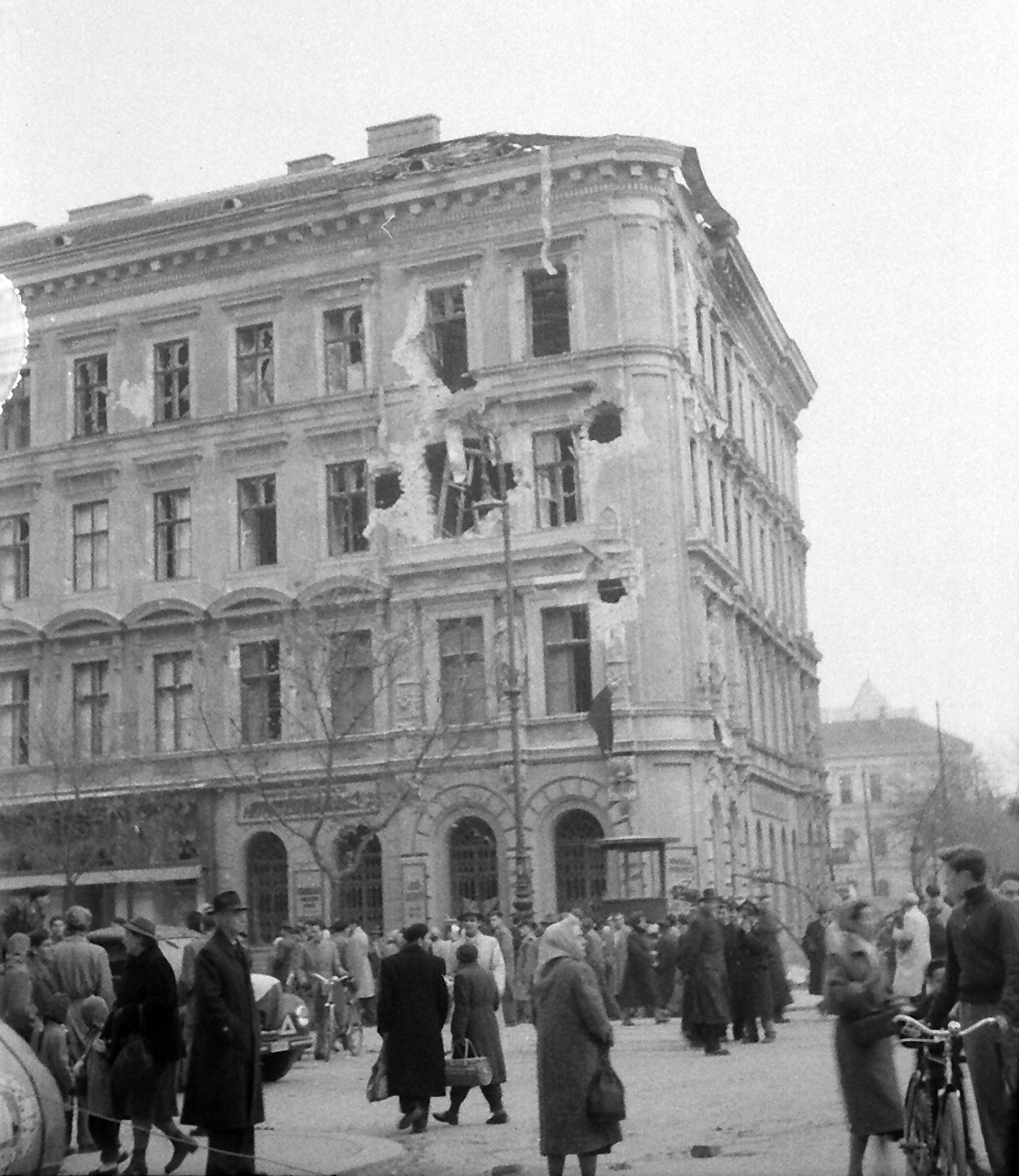 Hungary, Budapest VIII., József körút - Baross utca sarok., 1956, Juricza Tibor, war damage, revolution, Budapest, damaged building, Fortepan #23612