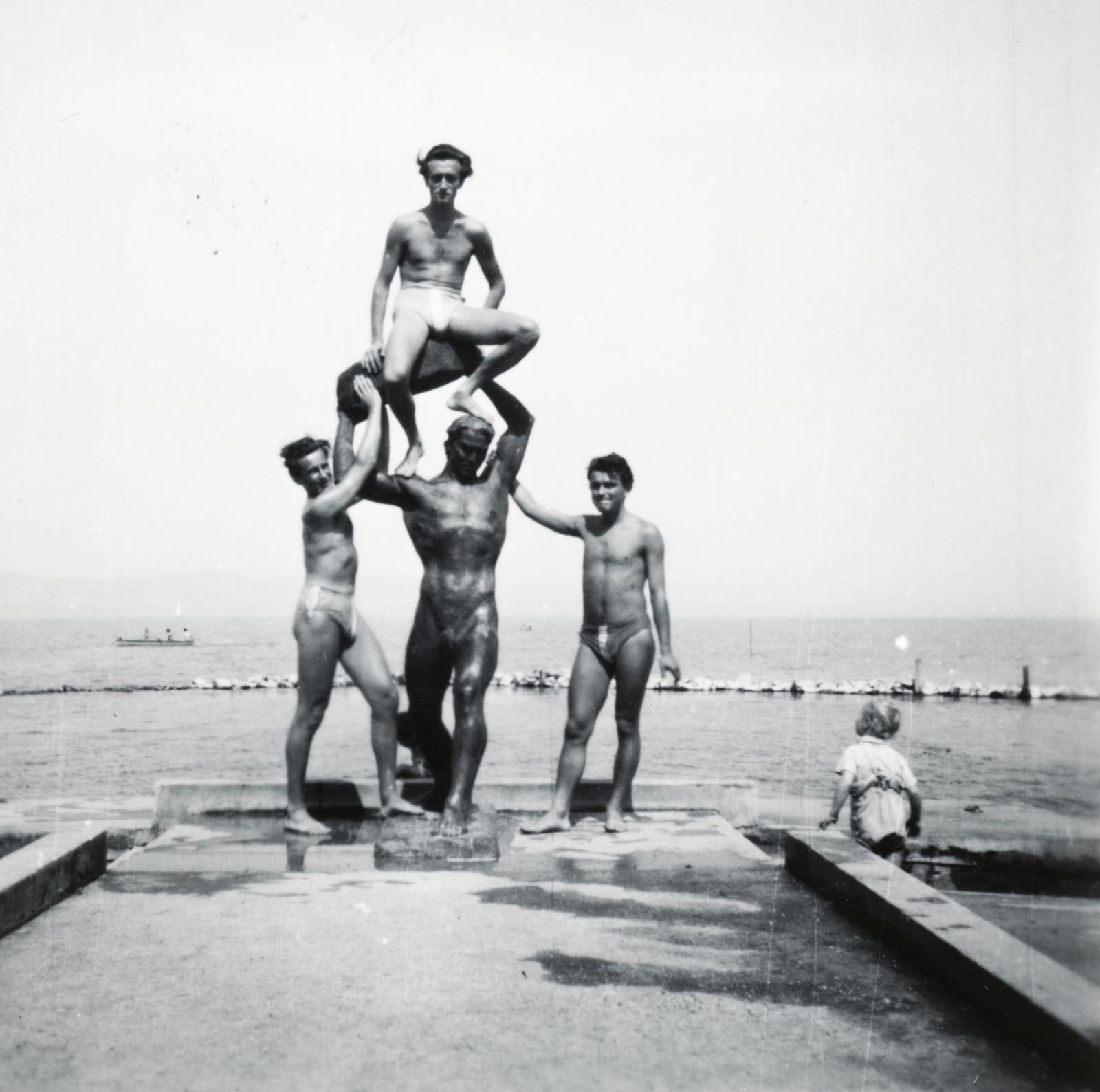 Magyarország, Balatonlelle, a BM üdülő kikötője, Toldi Miklós szobra (N. Kovács Mária, 1942.)., 1955, Márton Attila, mutatvány, emberi piramis, Fortepan #236168