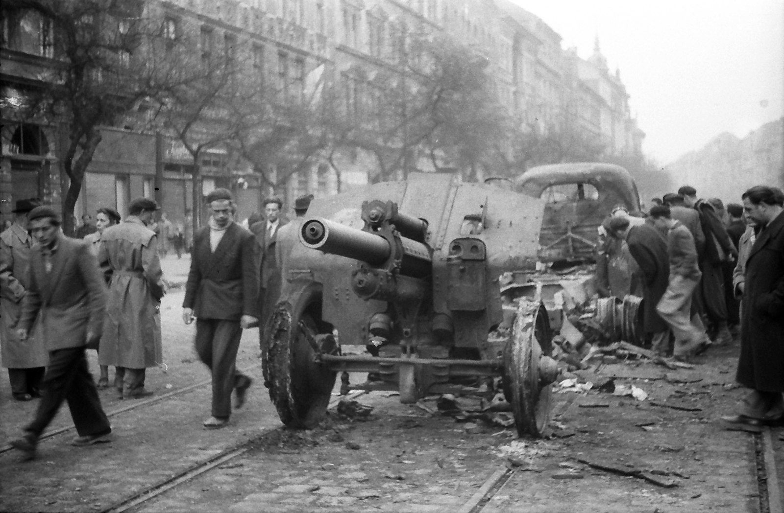 Hungary, Budapest IX., Ferenc körút a Tompa utca és Tűzoltó utca között, az Üllői út felé nézve., 1956, Juricza Tibor, revolution, wreck, ordnance, Budapest, M30 howitzer, Fortepan #23618