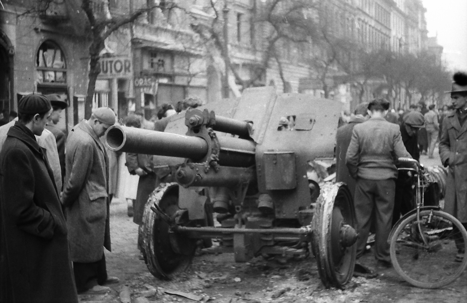 Hungary, Budapest IX., Ferenc körút 36 - 38., a Tűzoltó utcával szemben., 1956, Juricza Tibor, revolution, wreck, cannon, ordnance, Budapest, M30 howitzer, Fortepan #23619