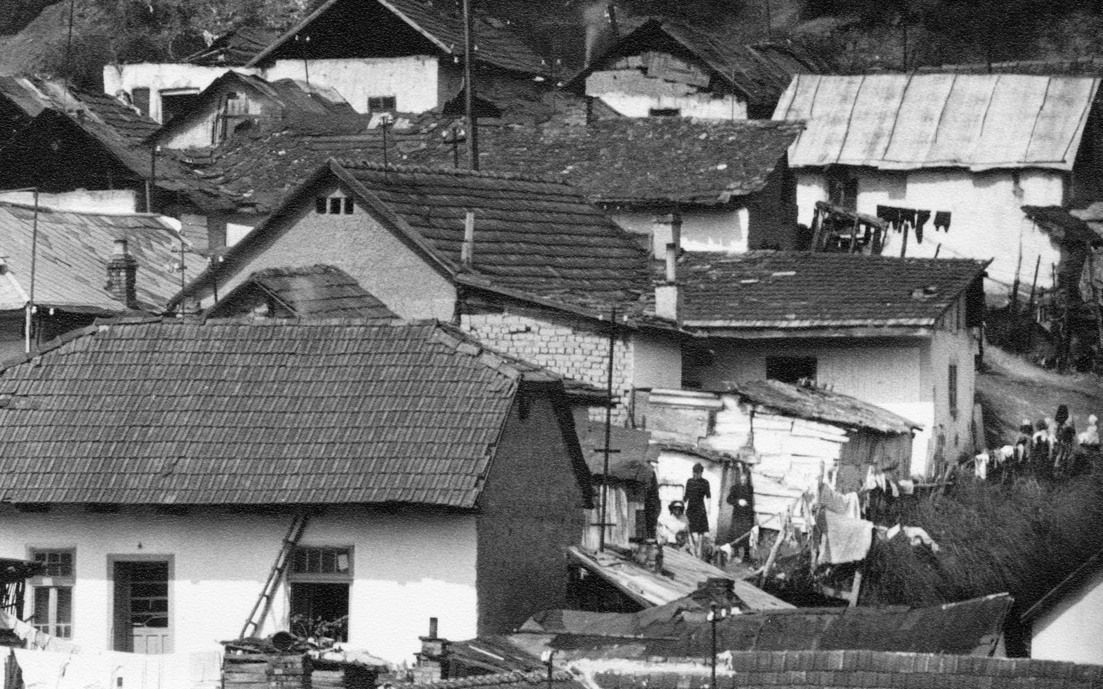 Magyarország, Salgótarján, Pécskő út, a pécskődombi (kopaszdombi) cigánytelep., 1967, Éltető, szegénység, háztető, lakóház, Fortepan #236218