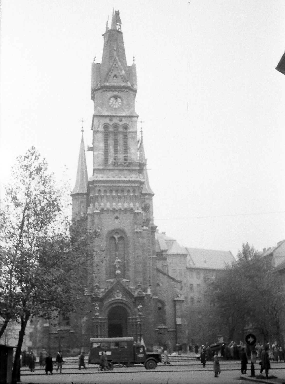 Hungary, Budapest IX., Bakáts tér, az Assisi Szent Ferenc-templom a Bakáts utcából nézve., 1956, Juricza Tibor, church, revolution, commercial vehicle, Miklós Ybl-design, Budapest, Fortepan #23622