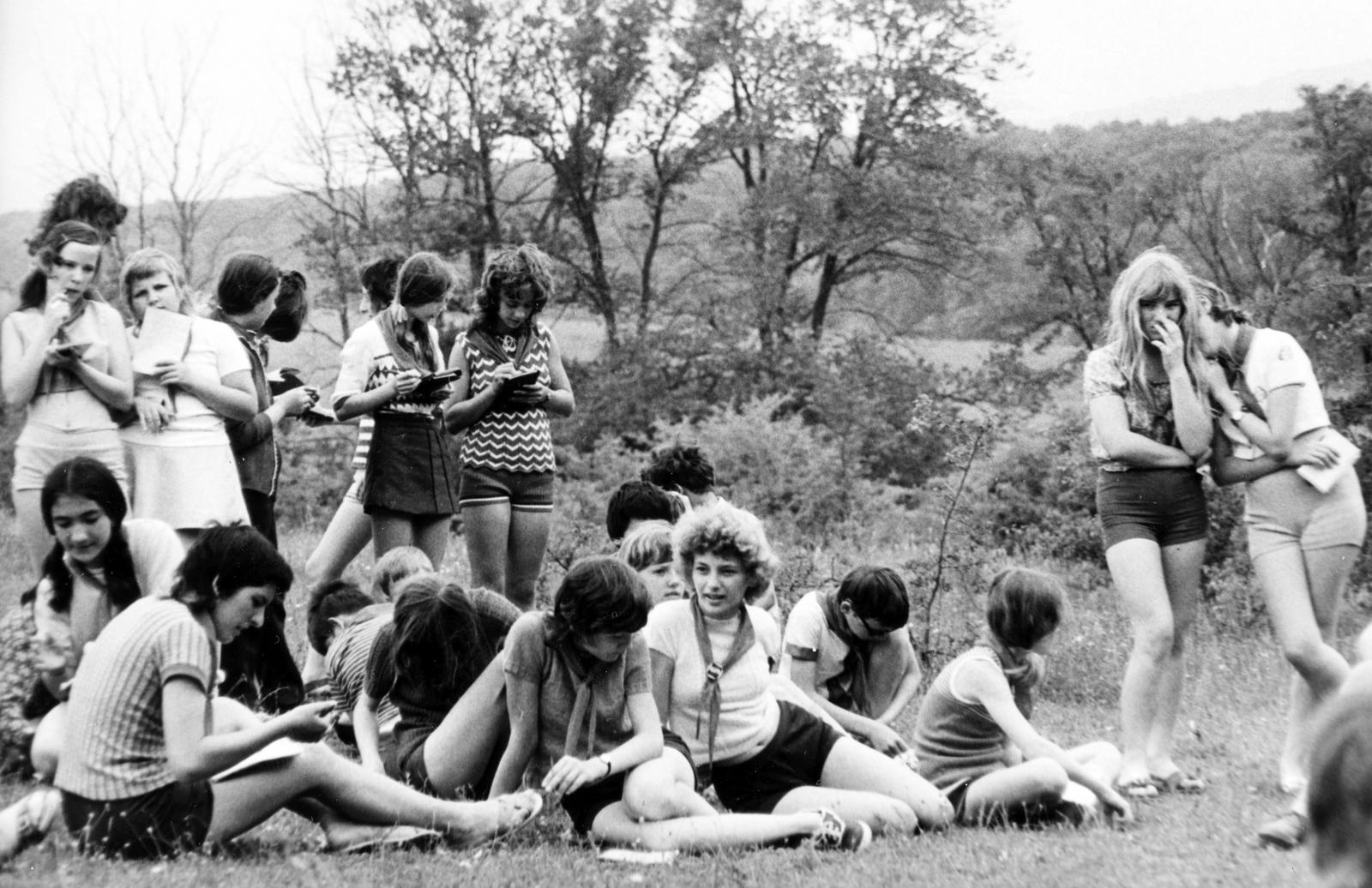 1971, Éltető, úttörő, földön ülés, Fortepan #236251