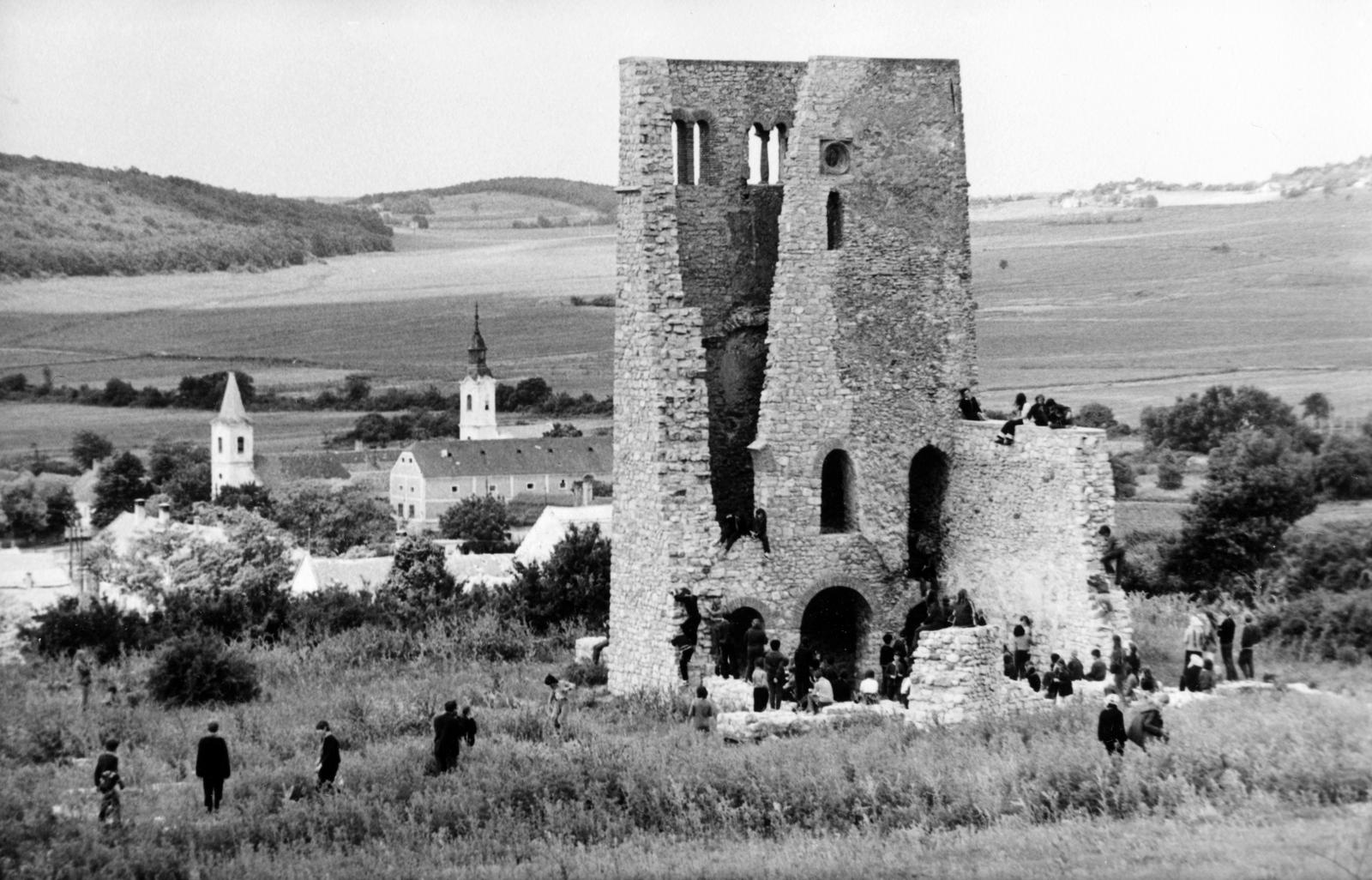 Magyarország, Dörgicse, Alsódörgicse, Boldogasszony templomrom. Háttérben balra a Szent Imre-templom, jobbra az alsódörgicsei evangélikus templom., 1971, Éltető, fiatalság, templomrom, rom, falon ülni, Fortepan #236253
