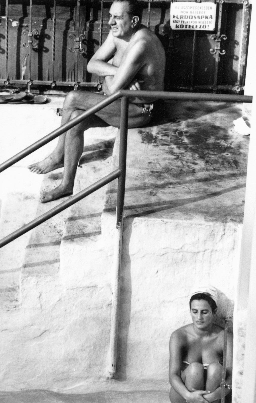1966, Éltető, lépcsőn ülni, félmeztelen, felirat, Fortepan #236256