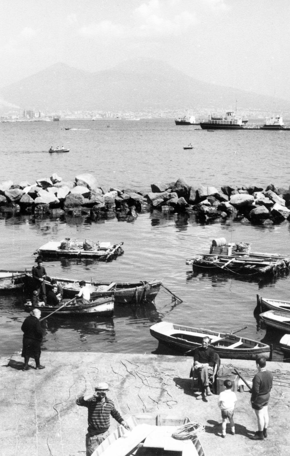 Italy, Naples, tengerpart a Via Nazaro Sauro-nál., 1965, Éltető, boat, shore, Fortepan #236260