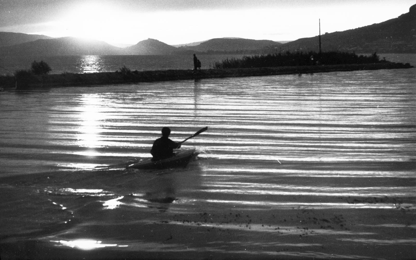Hungary,Lake Balaton, Fonyód, kikötő, a kép jobb szélén a Badacsony részlete látszik az északi parton., 1965, Éltető, night, wave, paddling, Fortepan #236261