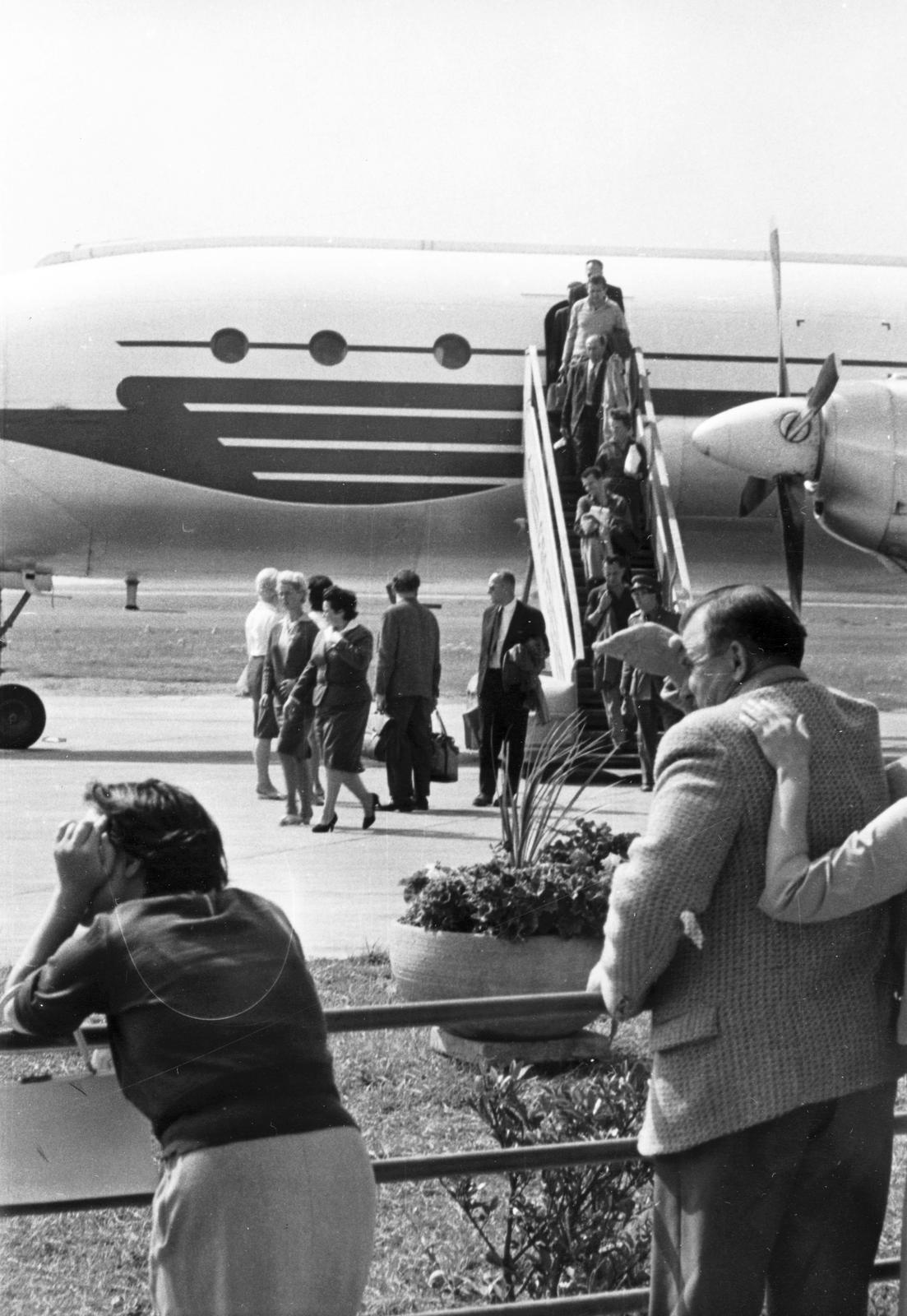 1963, Éltető, távolba tekint, reptéri lépcső, repülőtér, Fortepan #236263