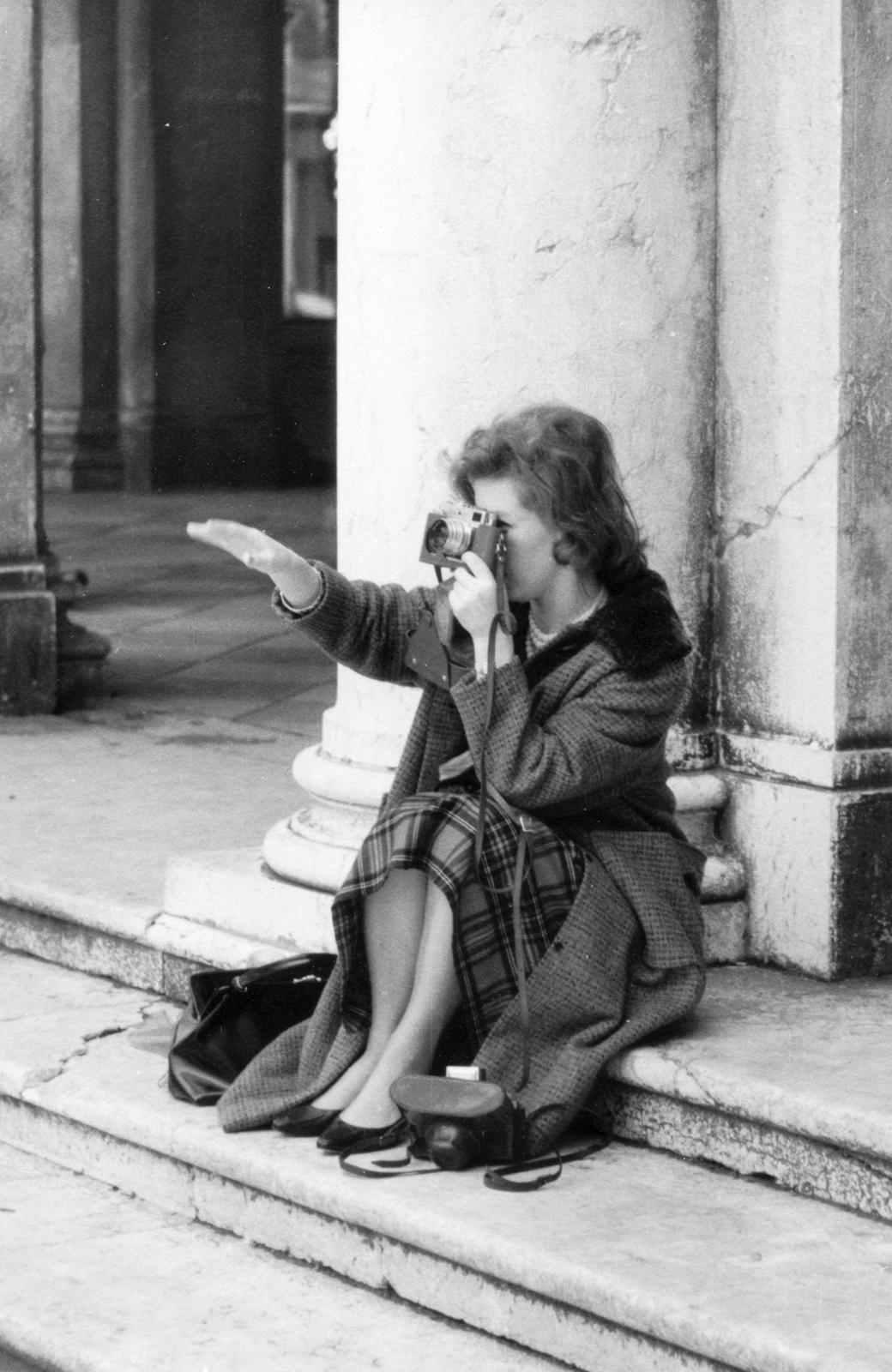 1967, Éltető, gesztus, fényképezőgép, lépcsőn ülni, fotózás, kézben tartani, földön ülés, Fortepan #236279