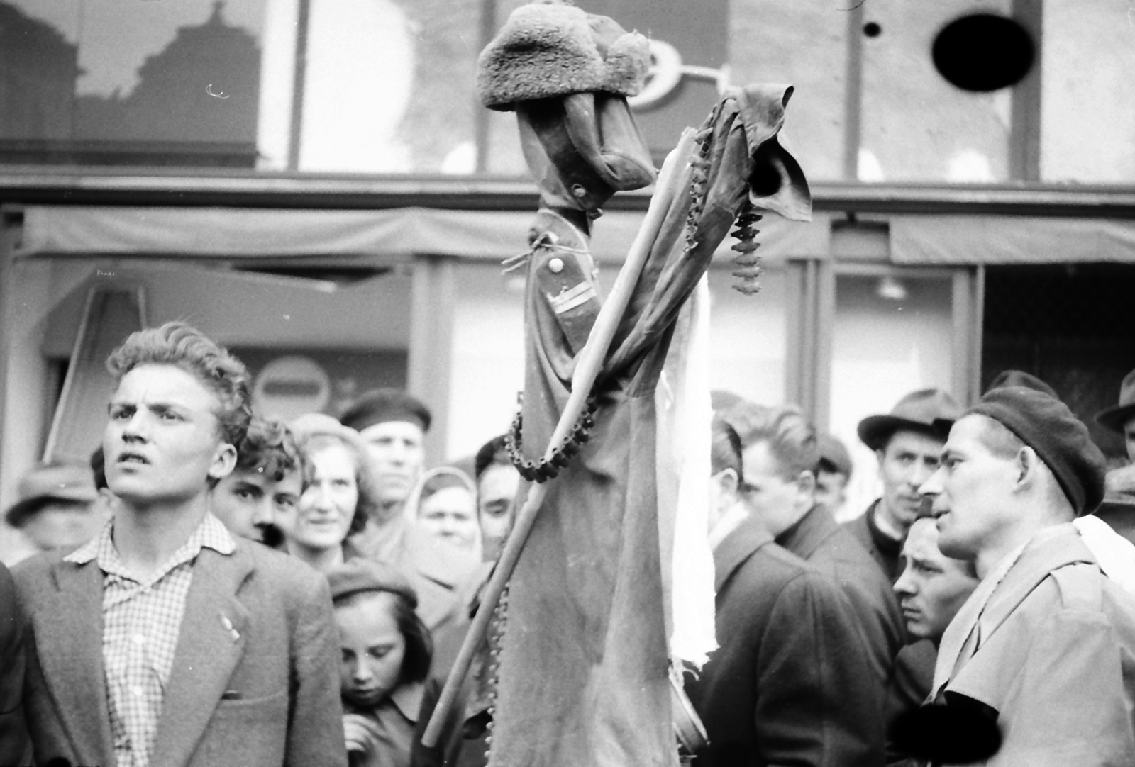Hungary, Budapest VIII., József körút 46. előtt készült a felvétel., 1956, Juricza Tibor, revolution, scarecrow, Budapest, harness, Fortepan #23628