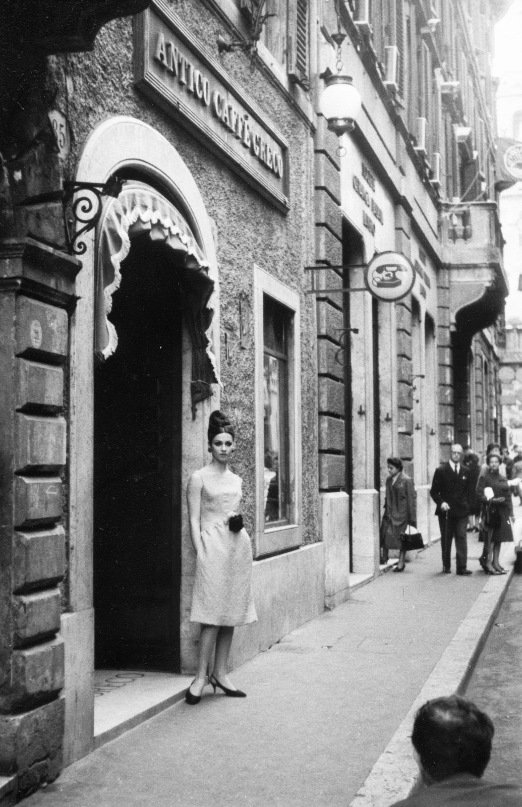 Olaszország, Róma, Via dei Condotti 86., Antico Caffè Greco., 1967, Éltető, hölgy, Nyilvános telefon, konty, Fortepan #236281