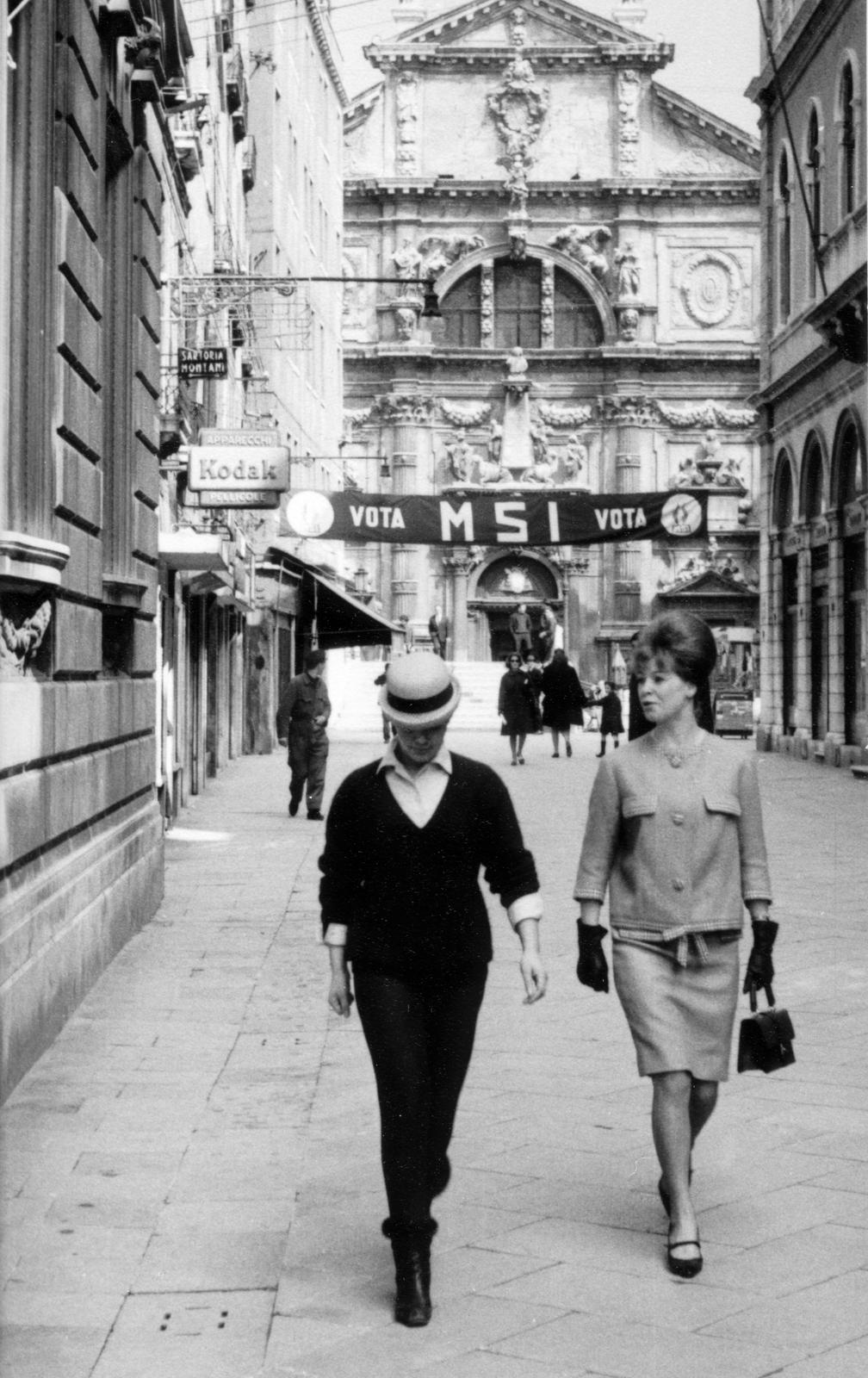 Italy, Venice, Calle Larga XXII Marzo, háttérben a Szent Moisè-templom., 1967, Éltető, fashion, Kodak-brand, Fortepan #236286