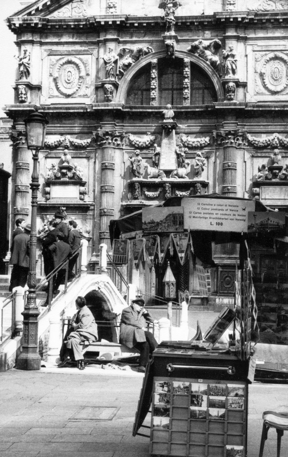 Italy, Venice, Calle Larga XXII Marzo, híd a rio di San Moisè felett és mögötte a Szent Moisè-templom., 1967, Éltető, Italian sign, seller, architectural ornament, Fortepan #236287