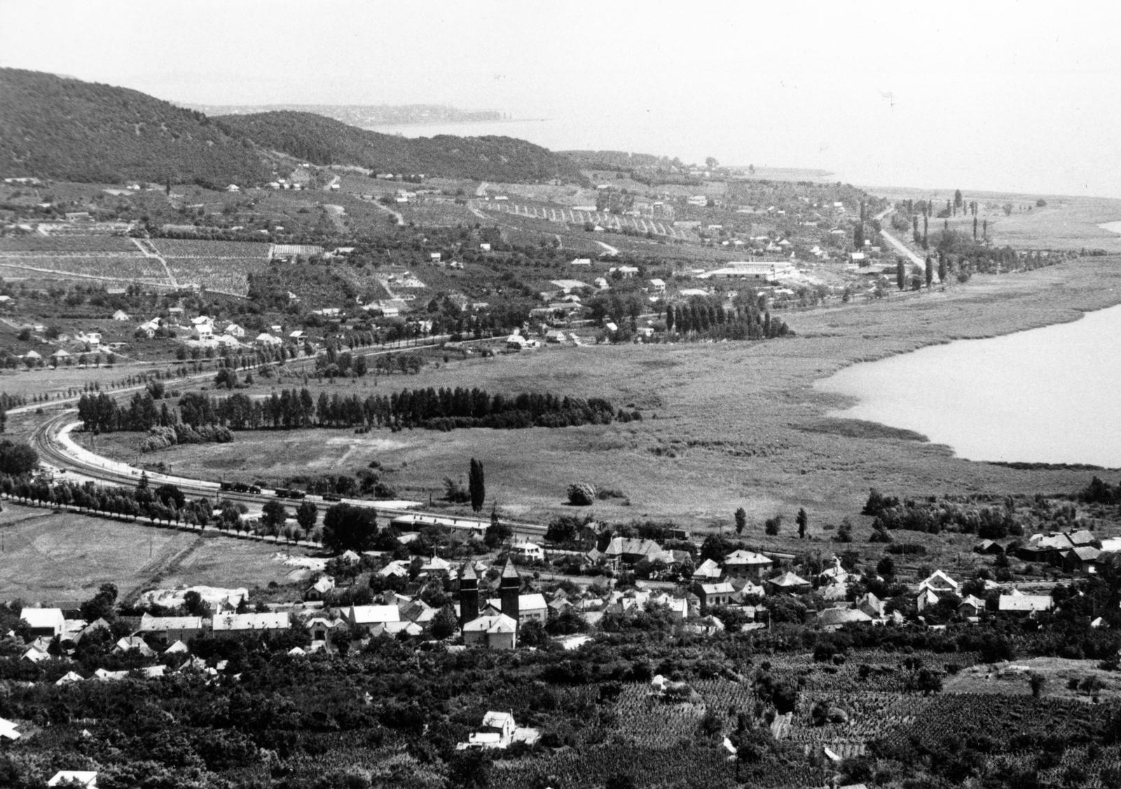 Magyarország,Balaton, Badacsony, kilátás a Badacsonyról Badacsonyörs felé., 1962, Éltető, tájkép, látkép, vízpart, vasút, Balaton, Fortepan #236296