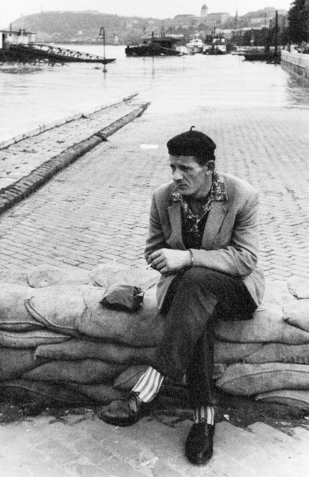 1962, Éltető, ceramics, flood, sitting, beret, smoking, snocks, sack, man, Fortepan #236300