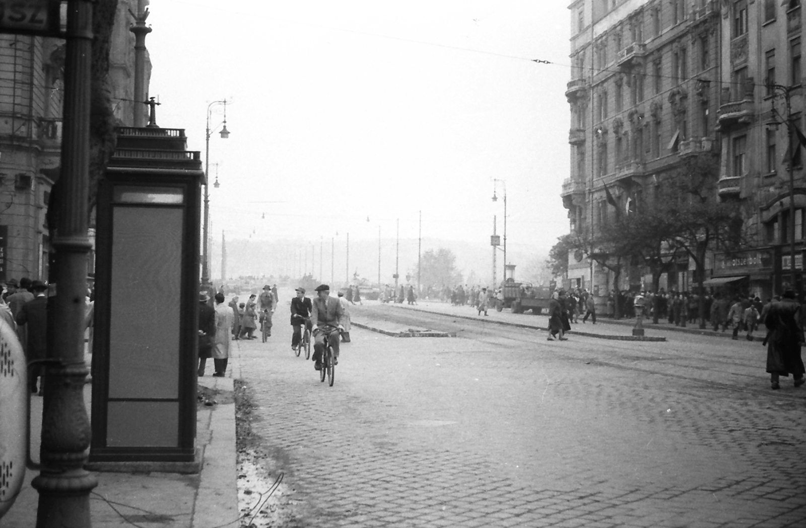 Hungary, Budapest V.,Budapest XIII., Szent István körút a Margit híd felé nézve., 1956, Juricza Tibor, bicycle, revolution, tank, watch, street view, genre painting, phone booth, lamp post, csibi lamp, cobblestones, tram stop, trash can, Budapest, Fortepan #23631