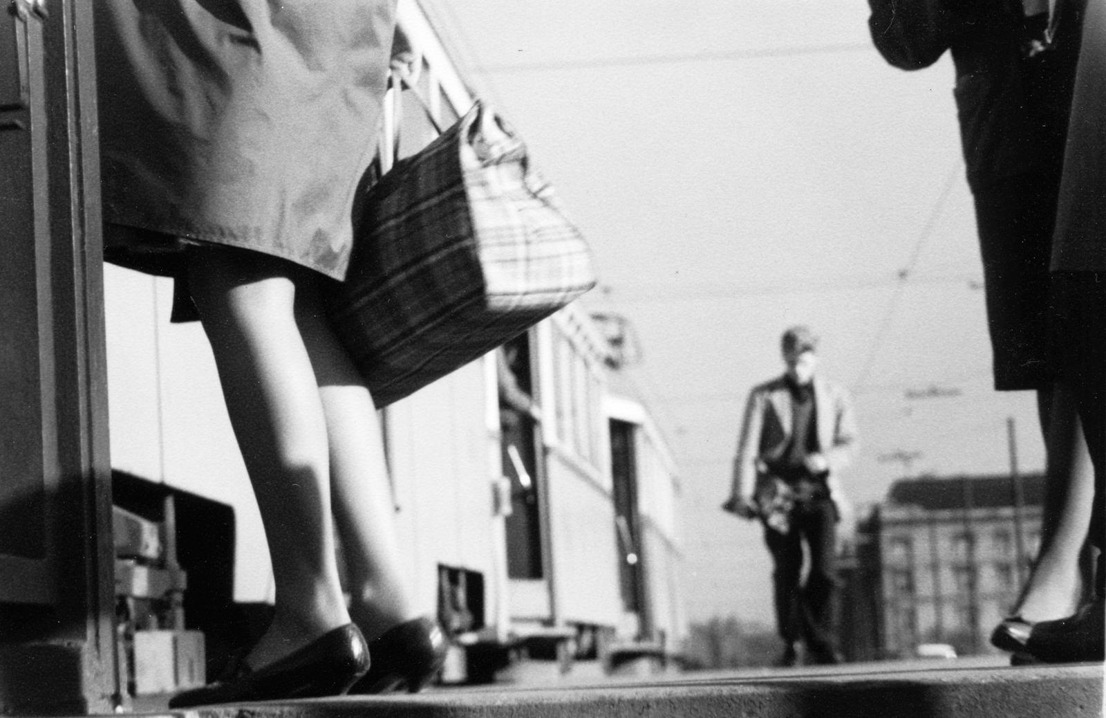 Magyarország, Budapest V., Margit híd, a szigeti bejárónál lévő villamosmegálló, a távolban a Jászai Mari tér és a Szent István körút sarkán álló ház látható., 1966, Éltető, kézitáska, alulnézet, Budapest, Fortepan #236333