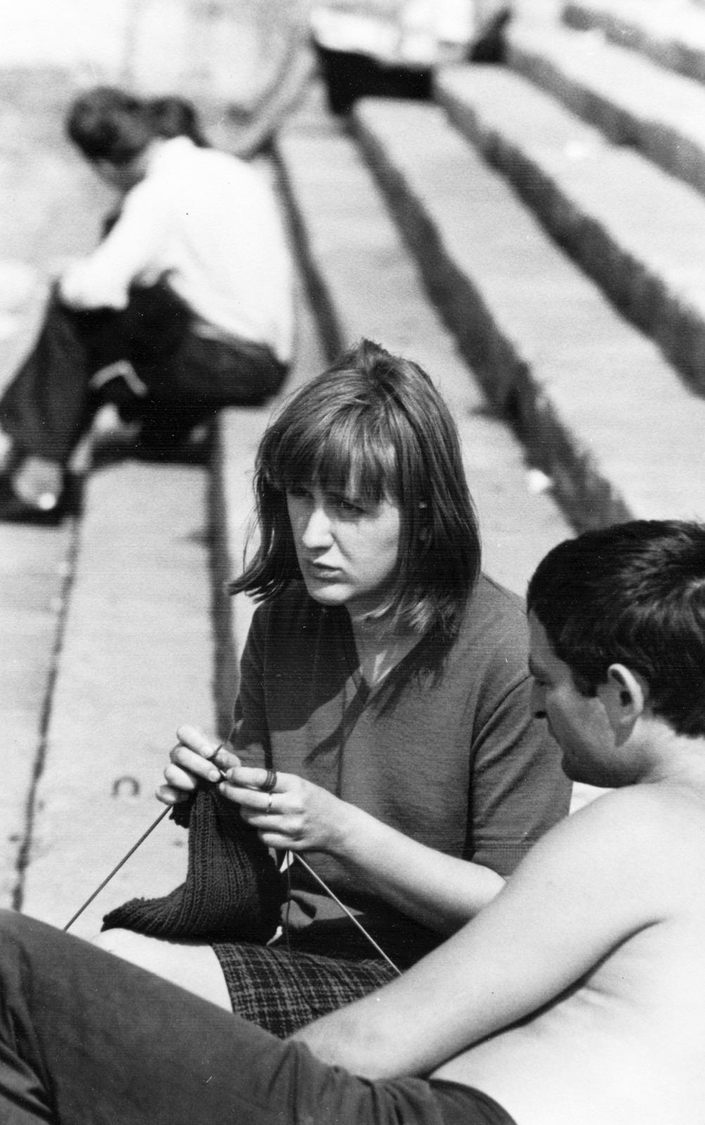 1968, Éltető, lépcsőn ülni, kötés, Fortepan #236337