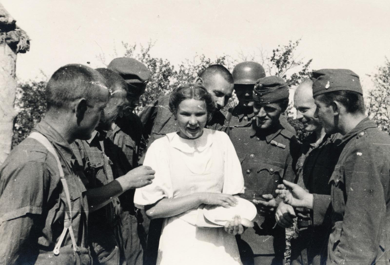 1942, Szász Gábor, hold in arms, lady, soldier, fun, plate, Fortepan #236344