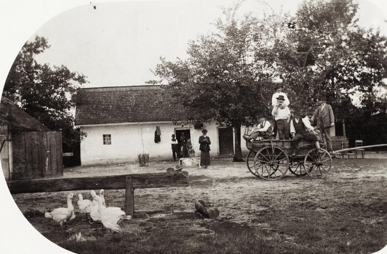 1922, Száraz Miklós György, Best of, szekér, udvar, parasztház, baromfi, ünneplő ruha, liba, Fortepan #236367