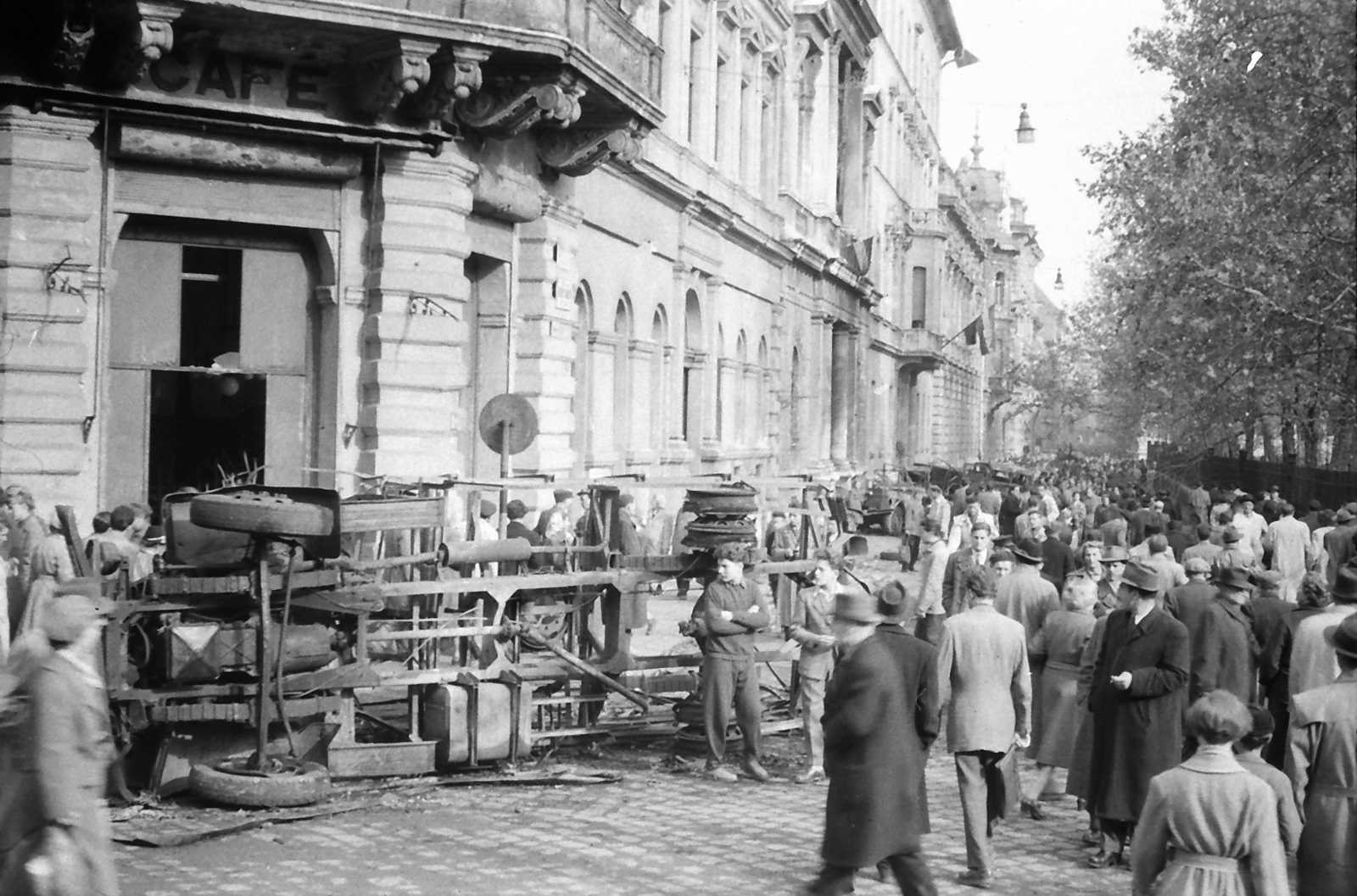 Hungary, Budapest VIII., Múzeum körút - Bródy Sándor utca sarok, teherautó roncsa a Múzeum kávéház előtt, jobbra a Múzeumkert., 1956, Juricza Tibor, revolution, wreck, Budapest, Fortepan #23639