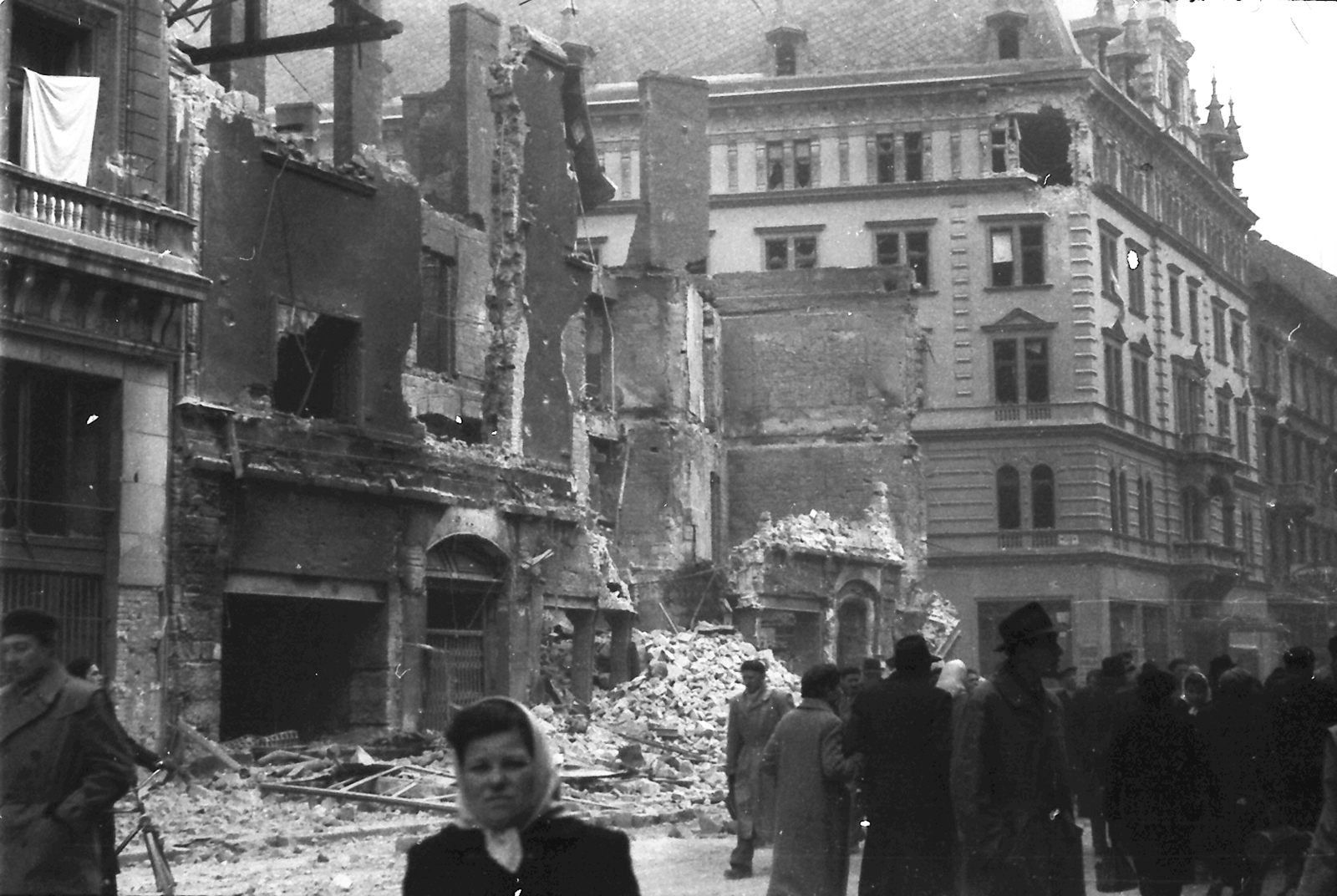 Hungary, Budapest VII., Rákóczi út, szemben az Osvát (Miksa) utca torkolata., 1956, Juricza Tibor, revolution, ruins, Budapest, damaged building, Fortepan #23644