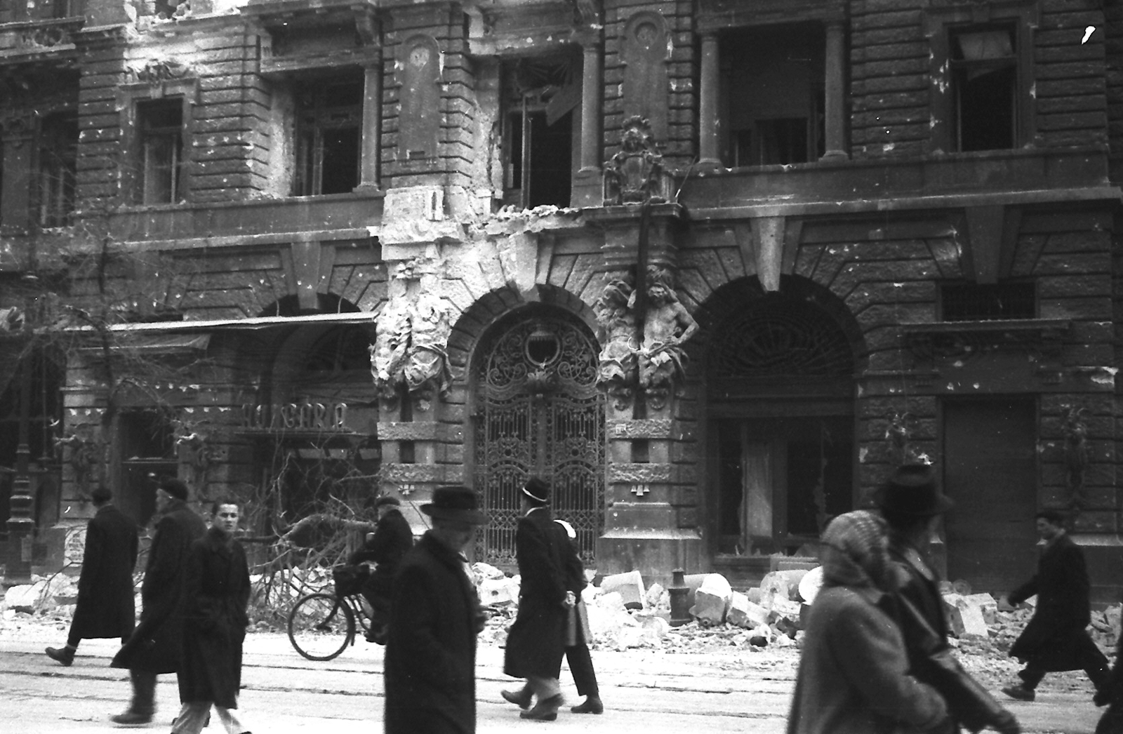 Hungary, Budapest VII., Erzsébet (Lenin) körút 11., New York palota., 1956, Juricza Tibor, revolution, ruins, damaged building, coffee house, Budapest, Fortepan #23647