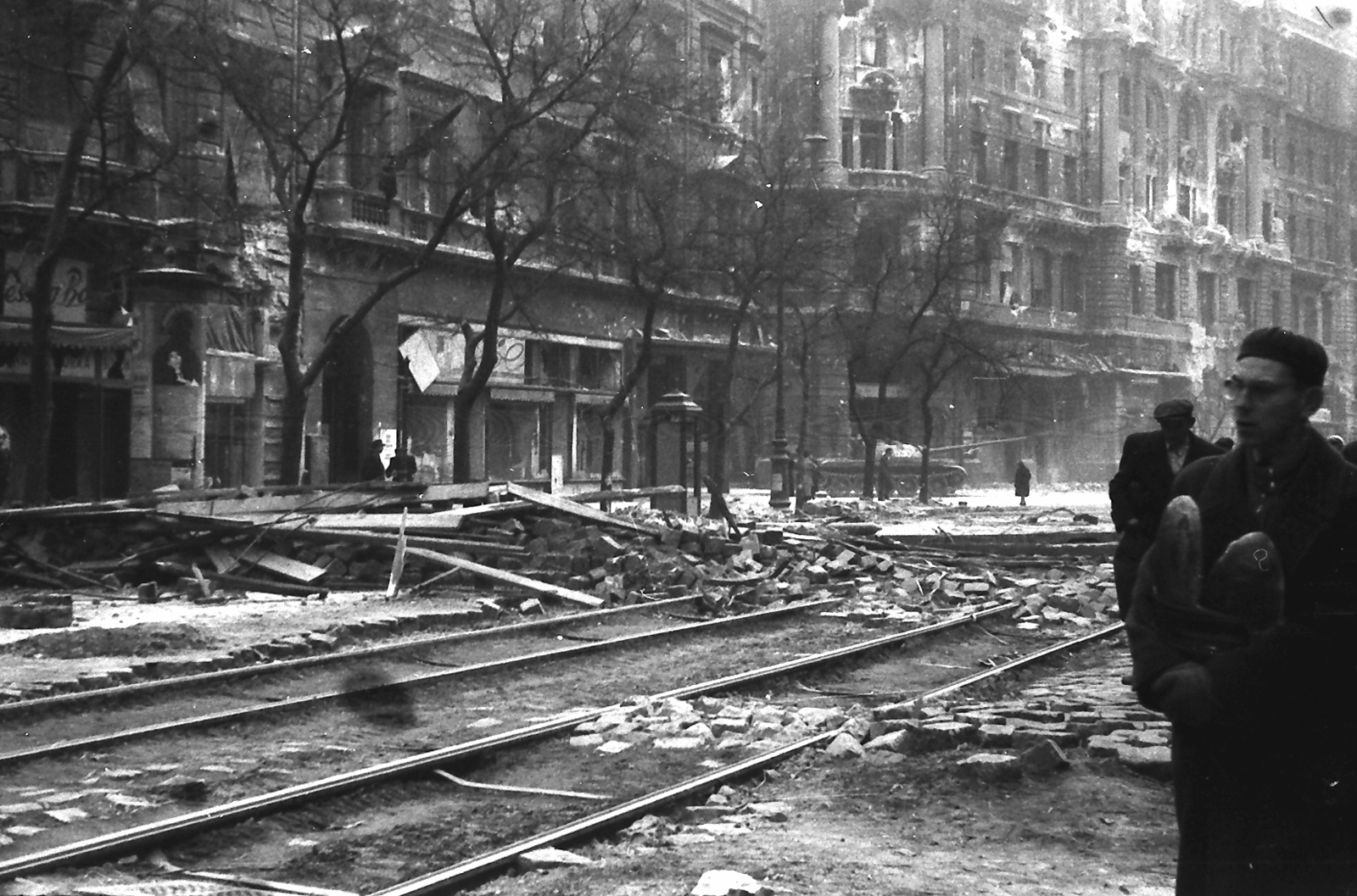 Hungary, Budapest VII., Erzsébet (Lenin) körút, háttérben a Dohány utcai kereszteződés és a New York palota., 1956, Juricza Tibor, war damage, Soviet brand, revolution, tank, military, loaf of bread, Budapest, Fortepan #23648