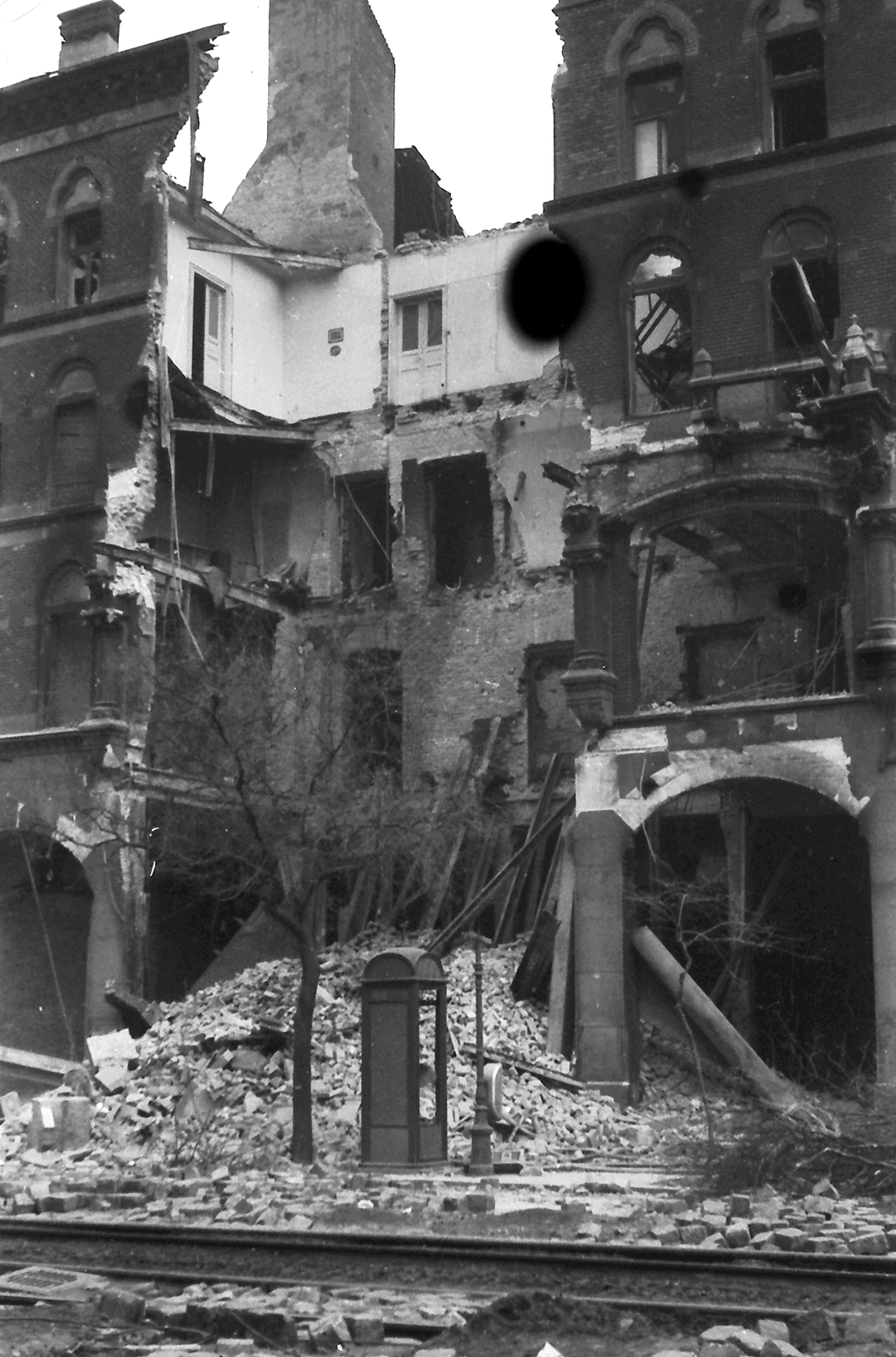 Hungary, Budapest VII., Erzsébet (Lenin) körút 19. Barcsay utca sarkán álló ház., 1956, Juricza Tibor, revolution, ruins, phone booth, Budapest, damaged building, Fortepan #23649